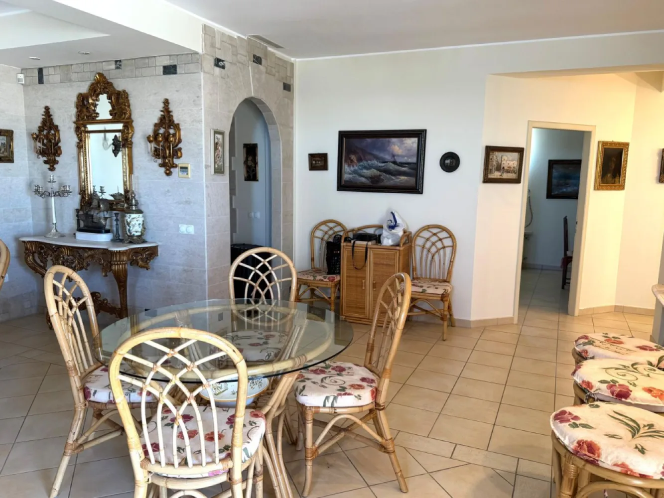 Apartament 4 camere, 101.21 mp, pe plaja Coral Beach – Navodari - Va propunem spre achizitie un apartament spectaculos, situat chiar pe plaja privata Coral Beach din Navodari. Proprietatea are o suprafata de 101.21 mp, fiind compusa din 4 camere (3 dormitoare), 1 living generos,2 bai si 2 terase spatioase cu vedere spre mare. Apartamentul este situat la etajul 4, intr-un imobil modern, cu lift, pe plaja privata, unde viitorii proprietari beneficiaza de prioritate la inchirierea sezlongurilor pentru o perioada de 1 an. Se vinde nemobilat. Mobilierul din imagini poate fi achizitionat contra cost, la cerere. Pret: 270.000€ (fara mobilier) Pentru mai multe detalii si vizionari: Ene Marian – 0740 949 871 Agentia Mag Invest }}