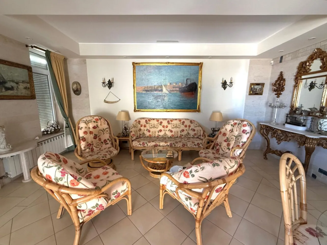 Apartament 4 camere, 101.21 mp, pe plaja Coral Beach – Navodari - Va propunem spre achizitie un apartament spectaculos, situat chiar pe plaja privata Coral Beach din Navodari. Proprietatea are o suprafata de 101.21 mp, fiind compusa din 4 camere (3 dormitoare), 1 living generos,2 bai si 2 terase spatioase cu vedere spre mare. Apartamentul este situat la etajul 4, intr-un imobil modern, cu lift, pe plaja privata, unde viitorii proprietari beneficiaza de prioritate la inchirierea sezlongurilor pentru o perioada de 1 an. Se vinde nemobilat. Mobilierul din imagini poate fi achizitionat contra cost, la cerere. Pret: 270.000€ (fara mobilier) Pentru mai multe detalii si vizionari: Ene Marian – 0740 949 871 Agentia Mag Invest }}