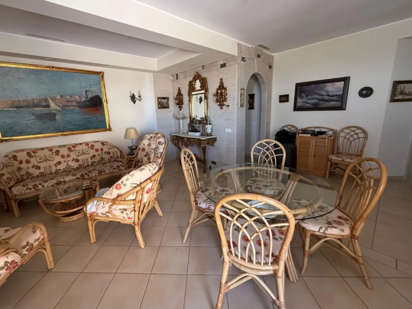 Apartament 4 camere, 101.21 mp, pe plaja Coral Beach – Navodari - Va propunem spre achizitie un apartament spectaculos, situat chiar pe plaja privata Coral Beach din Navodari. Proprietatea are o suprafata de 101.21 mp, fiind compusa din 4 camere (3 dormitoare), 1 living generos,2 bai si 2 terase spatioase cu vedere spre mare. Apartamentul este situat la etajul 4, intr-un imobil modern, cu lift, pe plaja privata, unde viitorii proprietari beneficiaza de prioritate la inchirierea sezlongurilor pentru o perioada de 1 an. Se vinde nemobilat. Mobilierul din imagini poate fi achizitionat contra cost, la cerere. Pret: 270.000€ (fara mobilier) Pentru mai multe detalii si vizionari: Ene Marian – 0740 949 871 Agentia Mag Invest }}