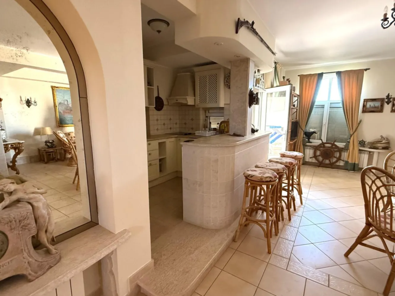 Apartament 4 camere, 101.21 mp, pe plaja Coral Beach – Navodari - Va propunem spre achizitie un apartament spectaculos, situat chiar pe plaja privata Coral Beach din Navodari. Proprietatea are o suprafata de 101.21 mp, fiind compusa din 4 camere (3 dormitoare), 1 living generos,2 bai si 2 terase spatioase cu vedere spre mare. Apartamentul este situat la etajul 4, intr-un imobil modern, cu lift, pe plaja privata, unde viitorii proprietari beneficiaza de prioritate la inchirierea sezlongurilor pentru o perioada de 1 an. Se vinde nemobilat. Mobilierul din imagini poate fi achizitionat contra cost, la cerere. Pret: 270.000€ (fara mobilier) Pentru mai multe detalii si vizionari: Ene Marian – 0740 949 871 Agentia Mag Invest }}