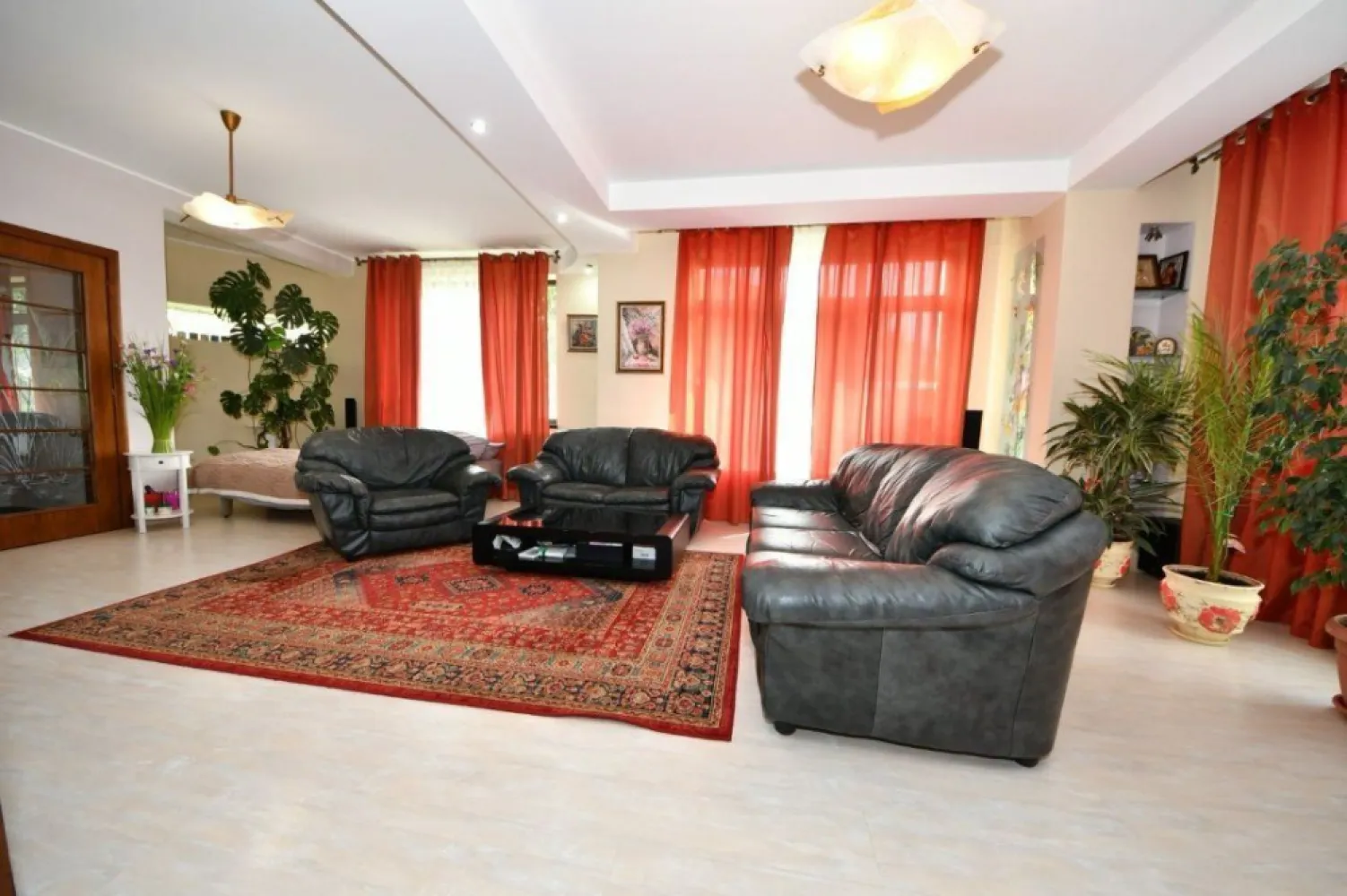 Casa de vanzare – zona Arcasilor, Galati - Casa de vanzare – Zona Arcasilor, Galati Suprafata utila: 280 mp | Teren: 520 mp | Regim: Parter + Etaj + Mansarda | Agentia MAG Invest va propune spre vanzare o casa spatioasa, eficienta energetic si excelent intretinuta, situata intr-o zona rezidentiala linistita si apreciata din Galati – zona Arcasilor. Proprietatea imbina constructia solida cu dotarile moderne, oferind un nivel inalt de confort si costuri reduse de intretinere. Detalii generale: • Construita in anul 2009, cu structura din beton armat si caramida Porotherm • Izolatie exterioara cu termosistem de 10 cm, acoperis Lindab • Panouri fotovoltaice de 5 kW – reduc semnificativ costurile lunare la energie electrica • Vopsea decorativa exterioara Caparol • Renovata complet in iunie 2022 • Suprafata construita: 280 mp • Suprafata teren: 520 mp • Deschidere la strada, curte amenajata si acces auto Compartimentare: Parter: • Living generos – 42 mp • Bucatarie open space + dining – 32 mp • Baie – 6 mp • Hol cu dressing – 7 mp • Garaj – 28 mp cu acces interior Etaj: • 4 dormitoare (26 mp, 18 mp, 16 mp, 14 mp) • Baie – 8 mp • Hol – 14 mp • 2 dressinguri spatioase Mansarda (80 mp): • Spatiu amenajat pentru sport, recreere si depozitare (include masa de tenis) • Baie – 4 mp Anexe si spatii suplimentare: • Beci – 28 mp • Terasa acoperita – 36 mp (mobilata, gratar zidit din caramida de samota) • Casuta pentru unelte de gradina Dotari si beneficii: • Incalzire prin centrala termica Sonier Duval 35 kW, cu reglaj separat pe fiecare nivel • Hidrofor DAB • 3 aparate de aer conditionat • Tamplarie PVC Salamander (5 camere) • Poarta auto automatizata, videointerfon, sistem de paza activ • Panouri fotovoltaice 5 kW – eficienta energetica si economie considerabila • Curte amenajata cu vegetatie matura (tuia, nuc, mesteacan, trandafiri) • Utilitati complete: gaz, apa, canalizare, electricitate • Se vinde mobilata complet (mobila Decorama si Mobexpert) • Electrocasnice de calitate: masina de spalat vase, frigider, filtru de apa Nobel (noi) Avantaje cheie: Zona rezidentiala curata, sigura si ferita de trafic intens Locuinta complet functionala, fara investitii suplimentare Eficienta energetica sporita datorita panourilor fotovoltaice Contact: Ene Marian – 0740 949 871 Exclusiv prin MAG Invest }}