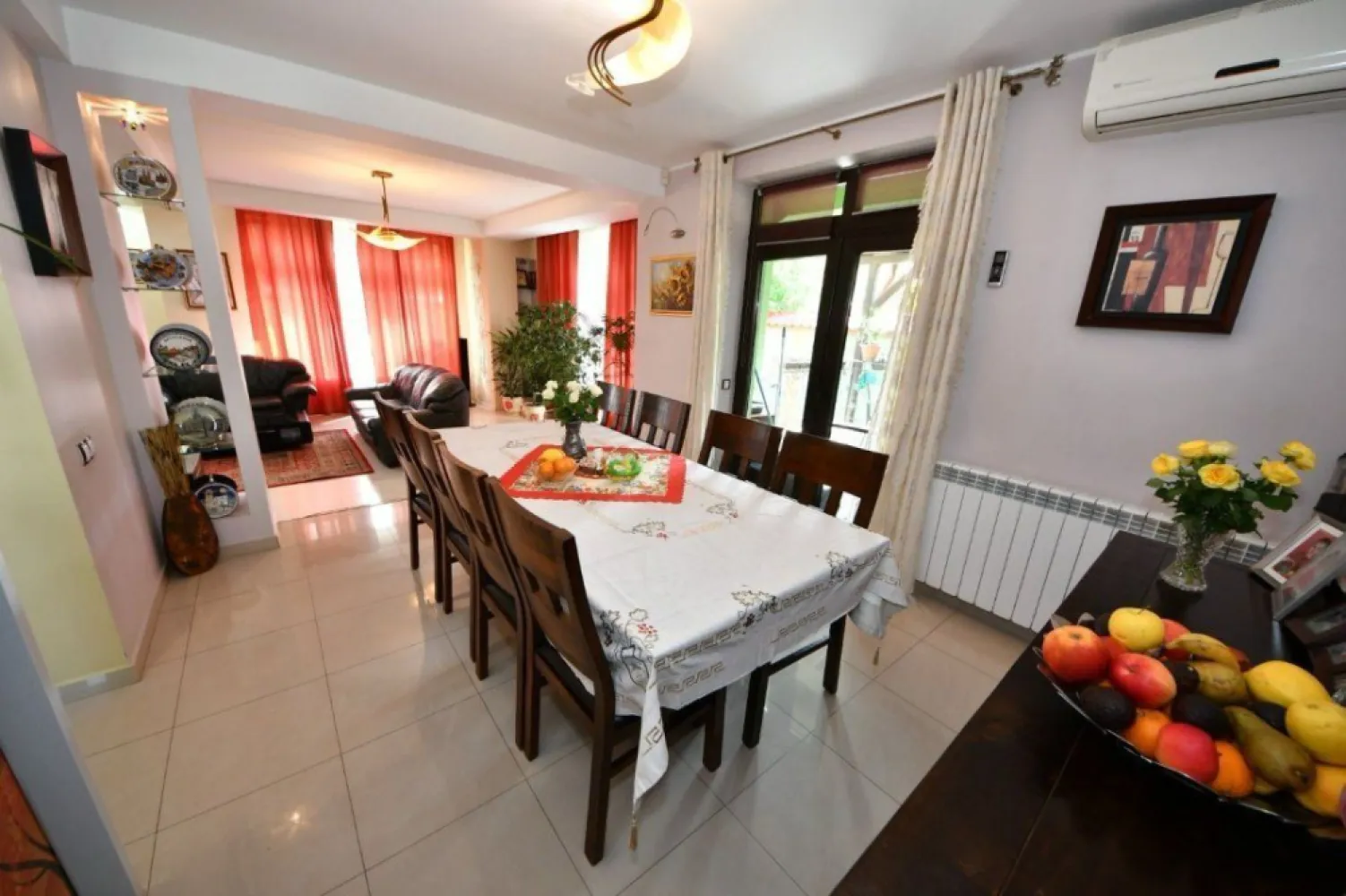 Casa de vanzare – zona Arcasilor, Galati - Casa de vanzare – Zona Arcasilor, Galati Suprafata utila: 280 mp | Teren: 520 mp | Regim: Parter + Etaj + Mansarda | Agentia MAG Invest va propune spre vanzare o casa spatioasa, eficienta energetic si excelent intretinuta, situata intr-o zona rezidentiala linistita si apreciata din Galati – zona Arcasilor. Proprietatea imbina constructia solida cu dotarile moderne, oferind un nivel inalt de confort si costuri reduse de intretinere. Detalii generale: • Construita in anul 2009, cu structura din beton armat si caramida Porotherm • Izolatie exterioara cu termosistem de 10 cm, acoperis Lindab • Panouri fotovoltaice de 5 kW – reduc semnificativ costurile lunare la energie electrica • Vopsea decorativa exterioara Caparol • Renovata complet in iunie 2022 • Suprafata construita: 280 mp • Suprafata teren: 520 mp • Deschidere la strada, curte amenajata si acces auto Compartimentare: Parter: • Living generos – 42 mp • Bucatarie open space + dining – 32 mp • Baie – 6 mp • Hol cu dressing – 7 mp • Garaj – 28 mp cu acces interior Etaj: • 4 dormitoare (26 mp, 18 mp, 16 mp, 14 mp) • Baie – 8 mp • Hol – 14 mp • 2 dressinguri spatioase Mansarda (80 mp): • Spatiu amenajat pentru sport, recreere si depozitare (include masa de tenis) • Baie – 4 mp Anexe si spatii suplimentare: • Beci – 28 mp • Terasa acoperita – 36 mp (mobilata, gratar zidit din caramida de samota) • Casuta pentru unelte de gradina Dotari si beneficii: • Incalzire prin centrala termica Sonier Duval 35 kW, cu reglaj separat pe fiecare nivel • Hidrofor DAB • 3 aparate de aer conditionat • Tamplarie PVC Salamander (5 camere) • Poarta auto automatizata, videointerfon, sistem de paza activ • Panouri fotovoltaice 5 kW – eficienta energetica si economie considerabila • Curte amenajata cu vegetatie matura (tuia, nuc, mesteacan, trandafiri) • Utilitati complete: gaz, apa, canalizare, electricitate • Se vinde mobilata complet (mobila Decorama si Mobexpert) • Electrocasnice de calitate: masina de spalat vase, frigider, filtru de apa Nobel (noi) Avantaje cheie: Zona rezidentiala curata, sigura si ferita de trafic intens Locuinta complet functionala, fara investitii suplimentare Eficienta energetica sporita datorita panourilor fotovoltaice Contact: Ene Marian – 0740 949 871 Exclusiv prin MAG Invest }}