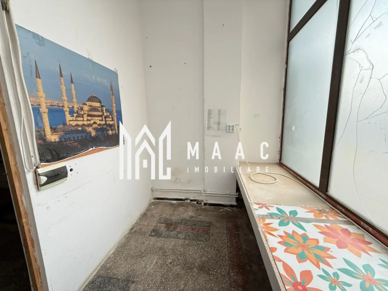 Spatiu comercial | 65MP | Parcare | Stefan cel Mare - MAAC Imobiliare ofera spre inchiriere spatiu pretabil pentru activitati comerciale in zona Stefan cel Mare (reper - magazinul Simpa). Spatiul este compartimentat astfel: o incapere spatioasa la intrare (26,5 mp) si inca una de 5,13 mp, o incapere cu o cale de acces in partea din spate (28,1 mp) si grup sanitar (5,14 mp). Incalzirea se face cu centrala proprie si calorifere. Contorizarea este separata. Disponibilitate imediata. Se inchiriaza pe o perioada de minim 12 luni. Se percepe garantie in cuantumul unei chirii lunare. Pentru mai multe detalii va rugam specificati telefonic: CP2849518 }}