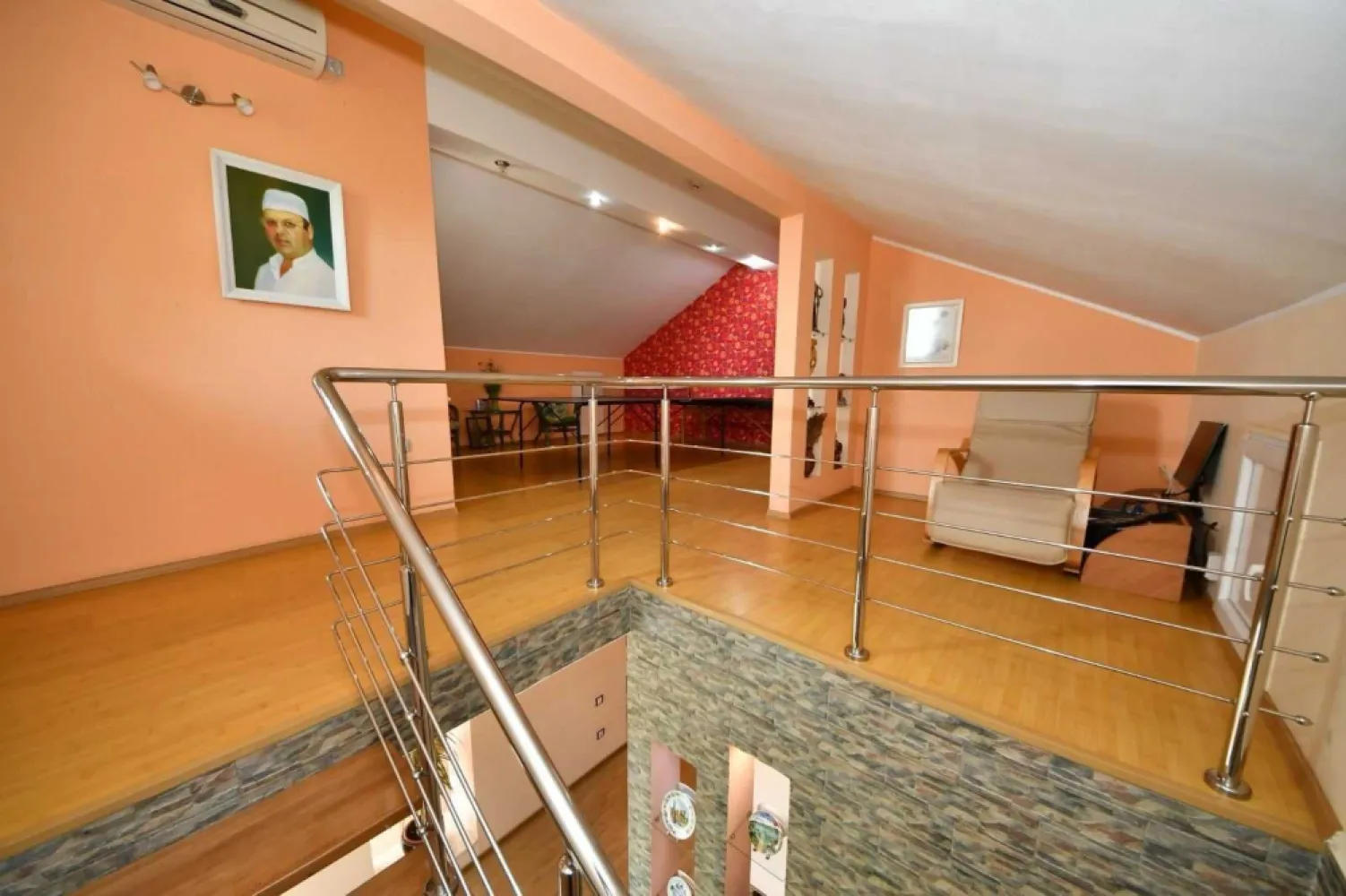 Casa de vanzare – zona Arcasilor, Galati - Casa de vanzare – Zona Arcasilor, Galati Suprafata utila: 280 mp | Teren: 520 mp | Regim: Parter + Etaj + Mansarda | Agentia MAG Invest va propune spre vanzare o casa spatioasa, eficienta energetic si excelent intretinuta, situata intr-o zona rezidentiala linistita si apreciata din Galati – zona Arcasilor. Proprietatea imbina constructia solida cu dotarile moderne, oferind un nivel inalt de confort si costuri reduse de intretinere. Detalii generale: • Construita in anul 2009, cu structura din beton armat si caramida Porotherm • Izolatie exterioara cu termosistem de 10 cm, acoperis Lindab • Panouri fotovoltaice de 5 kW – reduc semnificativ costurile lunare la energie electrica • Vopsea decorativa exterioara Caparol • Renovata complet in iunie 2022 • Suprafata construita: 280 mp • Suprafata teren: 520 mp • Deschidere la strada, curte amenajata si acces auto Compartimentare: Parter: • Living generos – 42 mp • Bucatarie open space + dining – 32 mp • Baie – 6 mp • Hol cu dressing – 7 mp • Garaj – 28 mp cu acces interior Etaj: • 4 dormitoare (26 mp, 18 mp, 16 mp, 14 mp) • Baie – 8 mp • Hol – 14 mp • 2 dressinguri spatioase Mansarda (80 mp): • Spatiu amenajat pentru sport, recreere si depozitare (include masa de tenis) • Baie – 4 mp Anexe si spatii suplimentare: • Beci – 28 mp • Terasa acoperita – 36 mp (mobilata, gratar zidit din caramida de samota) • Casuta pentru unelte de gradina Dotari si beneficii: • Incalzire prin centrala termica Sonier Duval 35 kW, cu reglaj separat pe fiecare nivel • Hidrofor DAB • 3 aparate de aer conditionat • Tamplarie PVC Salamander (5 camere) • Poarta auto automatizata, videointerfon, sistem de paza activ • Panouri fotovoltaice 5 kW – eficienta energetica si economie considerabila • Curte amenajata cu vegetatie matura (tuia, nuc, mesteacan, trandafiri) • Utilitati complete: gaz, apa, canalizare, electricitate • Se vinde mobilata complet (mobila Decorama si Mobexpert) • Electrocasnice de calitate: masina de spalat vase, frigider, filtru de apa Nobel (noi) Avantaje cheie: Zona rezidentiala curata, sigura si ferita de trafic intens Locuinta complet functionala, fara investitii suplimentare Eficienta energetica sporita datorita panourilor fotovoltaice Contact: Ene Marian – 0740 949 871 Exclusiv prin MAG Invest }}