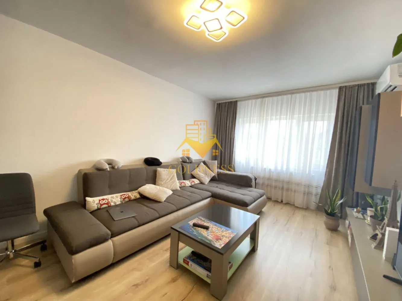 Apartament 2 camere decomandate Zorilor Zona Sigma. Apartament renovat - Va prezentam spre vanzare un apartament cu 2 camere, localizat in Cluj-Napoca, cartierul Zorilor, zona Calea Turzii.

Imobilul este amplasat intr-o zona excelenta, foarte bine conectata la principalele puncte de interes ale orasului, fiind ideal atat pentru locuit, cat si pentru investitie. Accesul rapid catre centru, universitati si zone comerciale face din aceasta proprietate o alegere extrem de atractiva.

In imediata apropiere regasim:

Liceul de Informatica „Tiberiu Popoviciu”;
Sigma Shopping Center;
Campusul Studentesc Observator si UTCN;

De asemenea, proprietatea se afla la doar 1 minut de statia Meteor si la aproximativ 2 minute de statia Observatorului Sud, oferind conexiuni rapide catre toate zonele orasului.

Apartamentul detine o suprafata utila de 57 mp si este situat la etajul 4, deasupra fiind podul blocului, care se poate mansarda Apartamentul nu are contact direct cu acoperisul blocului;.

Dispune de orientare mixta sud-nord, iar compartimentarea este decomandata, fiind organizat astfel:

living spatios si luminos;
zona de dining;
dormitor;
bucatarie;
baie prevazuta cu geam;
hol;

Livingul beneficiaza de orientare sudica, oferind lumina naturala pe tot parcursul zilei, in timp ce dormitorul si bucataria sunt orientate spre nord, asigurand un confort termic sporit in sezonul cald.

Finisajele sunt moderne, iar apartamentul se vinde complet mobilat si utilat, conform fotografiilor. Livingul si dormitorul au fost renovate recent.

Dotari:

centrala termica proprie;
aer conditionat;
geamuri PVC;
mobilier si electrocasnice incluse;

Confortul termic este asigurat de centrala termica proprie, cu distributie a caldurii prin calorifere.

Imobilul dispune de boxa la subsol si de o boxa suplimentara pentru depozitare in pod, oferind spatii generoase pentru organizare.

Datorita amplasarii excelente, in apropierea universitatilor, a mijloacelor de transport si a centrului orasului, proprietatea reprezinta o oportunitate excelenta atat pentru locuinta proprie, cat si pentru investitie, avand un potential ridicat de inchiriere.

Apartamentul este liber de sarcini, iar ca modalitate de plata se accepta atat plata integrala, cat si achizitia prin credit ipotecar.

Pentru mai multe detalii si programarea unei vizionari, nu ezitati sa ne contactati.