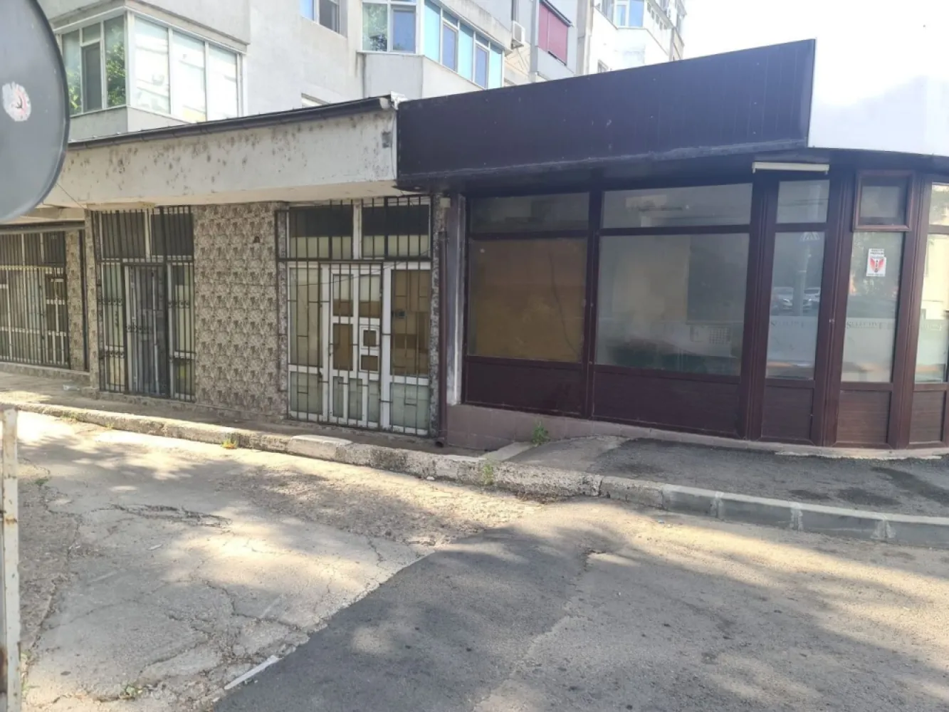 Vanzare - spatiu comercial – 85 mp – Strada Navelor/Carrefour - Spatiu comercial de vanzare – 85 mp, aproape de Faleza Dunarii – 97000 euro Agentia Mag Invest vă propune un spaţiu comercial ideal pentru investiţie sau afaceri proprii: Suprafaţă utilă: 85 mp Localizare: foarte aproape de Faleza Dunării – zonă centrală, intens circulată Condiţii: centrală termică proprie, compartimentare eficientă Vizibilitate: stradală, cu trafic pietonal intens Pret propus pentru tranzactionare 96.500 euro Comision agenție: 2% + TVA din valoarea tranzacției Pentru detalii suplimentare și pentru programarea unei vizionări, vă rugăm să contactați: Ene Marian – 0740 949 871 }}