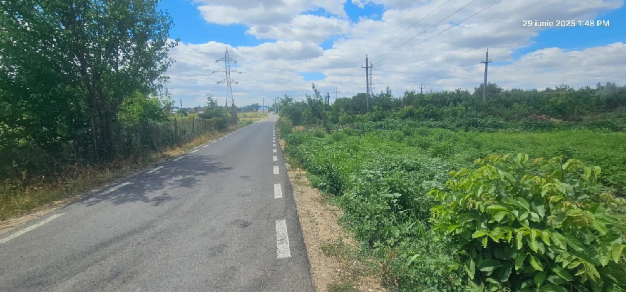 Loturi teren 590 mp - Vanatori, jud Galati, 43 mp negociabil - Teren de vânzare cu caracter privilegiat, ideal pentru construcția casei visurilor tale sau pentru o investiție profitabilă. Situat într-o zonă liniștită, dar cu acces rapid la toate facilitatile urbane, acest teren îți oferă tot ce ai nevoie pentru un stil de viață confortabil și sigur. Caracteristici principale: Deschidere generoasă: 17,37 metri liniari, pentru o amplasare flexibilă Acces direct din stradă, cu poartă pe alee privată pentru intimitate și siguranță Alimentare cu apă și curent deja disponibile pe teren Gaz și canalizare la doar 200 metri distanță (fosa septică, opțiune practică și economică) Preț competitiv: doar 43 €/mp – o oportunitate pe care nu trebuie să o ratezi! Disponibile - 2 loturi Contactează-ne acum pentru mai multe detalii și pentru a programa o vizionare: Ene Marian – 0740 949 871 Mag Invest – Profesionism și siguranță în fiecare pas al tranzactiei! }}