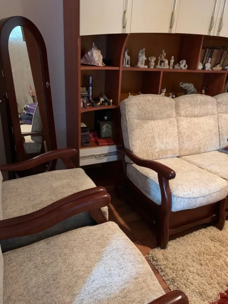 Exclusivitate Casa individuala zona centrala - EXCLUSIVITATE – Casa de vanzare in portofoliul Mag Invest! Va prezentam o oportunitate excelenta de achizitie: casa individuala cu 3 camere, situata in zona Facultatii de Mecanica, o locatie apreciata pentru liniste, accesibilitate si proximitate fata de puncte de interes. Suprafete: * Teren: 145 mp * Suprafata construita: 120 mp * Suprafata utila: 111 mp Compartimentare practica si functionala: * 3 camere spatioase si luminoase * 2 bai, ideale pentru o familie * Bucatarie separata si functionala * Garaj inclus, util pentru parcare sau depozitare Proprietatea este mobilata partial si necesita mici renovari, oferindu-va libertatea de a o personaliza dupa bunul plac, de aceea pretul este negociabil. Alte beneficii: * Acoperis din tigla metalica Lindab – calitate si durabilitate * Zona linistita, ideala pentru locuit permanent sau investitie Localizare: zona Facultatii de Mecanica, cu acces rapid catre centrul orasului, mijloace de transport, scoli si magazine. Pret: 108.000 EUR Contact: Ene Marian– 0740.949.871 Disponibila in exclusivitate la Mag Invest – o alegere inspirata pentru un camin confortabil sau o investitie pe termen lung! }}