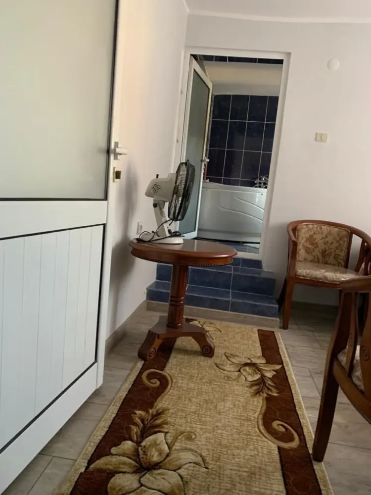 Exclusivitate Casa individuala zona centrala - EXCLUSIVITATE – Casa de vanzare in portofoliul Mag Invest! Va prezentam o oportunitate excelenta de achizitie: casa individuala cu 3 camere, situata in zona Facultatii de Mecanica, o locatie apreciata pentru liniste, accesibilitate si proximitate fata de puncte de interes. Suprafete: * Teren: 145 mp * Suprafata construita: 120 mp * Suprafata utila: 111 mp Compartimentare practica si functionala: * 3 camere spatioase si luminoase * 2 bai, ideale pentru o familie * Bucatarie separata si functionala * Garaj inclus, util pentru parcare sau depozitare Proprietatea este mobilata partial si necesita mici renovari, oferindu-va libertatea de a o personaliza dupa bunul plac, de aceea pretul este negociabil. Alte beneficii: * Acoperis din tigla metalica Lindab – calitate si durabilitate * Zona linistita, ideala pentru locuit permanent sau investitie Localizare: zona Facultatii de Mecanica, cu acces rapid catre centrul orasului, mijloace de transport, scoli si magazine. Pret: 108.000 EUR Contact: Ene Marian– 0740.949.871 Disponibila in exclusivitate la Mag Invest – o alegere inspirata pentru un camin confortabil sau o investitie pe termen lung! }}