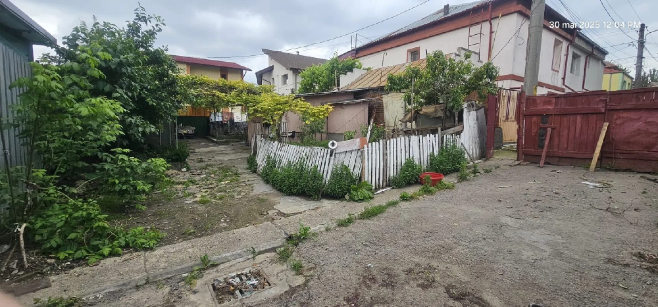 Teren de vanzare - Piata Centrala, 300mp, toate utilitatile - O oportunitate excelentă pentru cei interesați de dezvoltare sau investiție! Teren de 300 metri pătrați situat in inima orasului, într-o zonă accesibilă și bine conectată. Suprafața generoasă permite construirea unei case noi, amenajarea unui spațiu verde sau alte proiecte imobiliare. Caracteristici principale: Suprafață: 300 mp Locatie: Piata Centrala Utilități complete (apă, canalizare, electricitate, gaze) Anterior, pe teren se află o casă veche, care necesită demolare Potrivit pentru construcție de locuința sau investiții Preț: 54.000 euro sau schimb cu apartament+diferenta Pentru mai multe detalii sau programarea unei vizionări, nu ezitați să ne contactați! - 0740.949.871 - Marian Ene }}