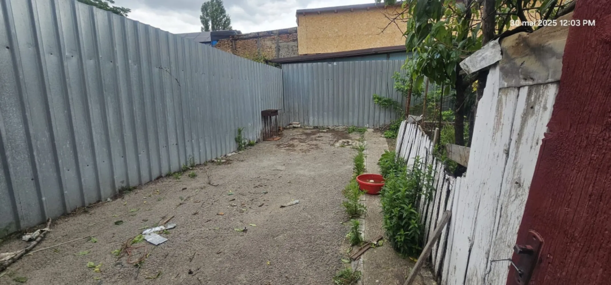 Teren de vanzare - Piata Centrala, 300mp, toate utilitatile - O oportunitate excelentă pentru cei interesați de dezvoltare sau investiție! Teren de 300 metri pătrați situat in inima orasului, într-o zonă accesibilă și bine conectată. Suprafața generoasă permite construirea unei case noi, amenajarea unui spațiu verde sau alte proiecte imobiliare. Caracteristici principale: Suprafață: 300 mp Locatie: Piata Centrala Utilități complete (apă, canalizare, electricitate, gaze) Anterior, pe teren se află o casă veche, care necesită demolare Potrivit pentru construcție de locuința sau investiții Preț: 54.000 euro sau schimb cu apartament+diferenta Pentru mai multe detalii sau programarea unei vizionări, nu ezitați să ne contactați! - 0740.949.871 - Marian Ene }}