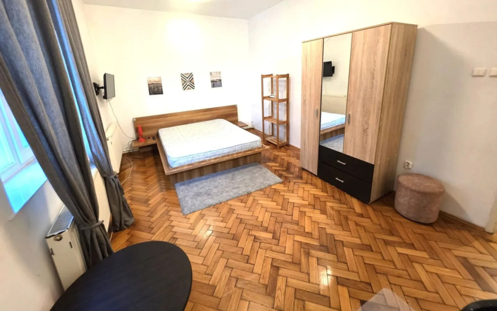 Apartament de închiriat – ultracentral, lângă Parcul Eminescu - Oferim spre închiriere un apartament modern cu o cameră, situat în zona ultracentrală, aproape de Parcul Eminescu și de centrul comercial Winmarkt. Apartamentul are o suprafață de 45 mp și este poziționat la mezanin, într-o zonă de interes, cu spații comerciale la parter. Caracteristici principale: Compartimentare eficientă și spațioasă pentru o cameră Mobilat și utilat complet pentru confortul dumneavoastră Dotat cu centrală termică și termopan pentru un ambient plăcut și eficient energetic Pardoseală cu parchet clasic din lemn masiv recondiționat, gresie și faianță Mașină de spălat rufe cu uscător încorporat Aer boem și atmosferă deosebită, cu accente stilate și confortabile Locație excelentă, aproape de Faleza Dunării și zona de promenadă de la Elice, ideal pentru studenți sau cupluri, fiind foarte aproape de Universitatea Dunărea de Jos. Este o alegere perfectă pentru cei care doresc să locuiască în centrul orașului, în proximitate de facilități și zone de relaxare. Preț chirie: 300 euro. Preferăm închirierea pe termen lung. Animalele de companie nu sunt acceptate. Condții de închiriere: Plata primei chirii la semnarea contractului Garantia returnabilă Comisionul agenției: 70% din valoarea unei chirii. Pentru informații suplimentare și programări, vă rugăm să o contactați pe Liliana Ene, consilier imobiliar Mag Invest, la telefon 0746.252.252. }}