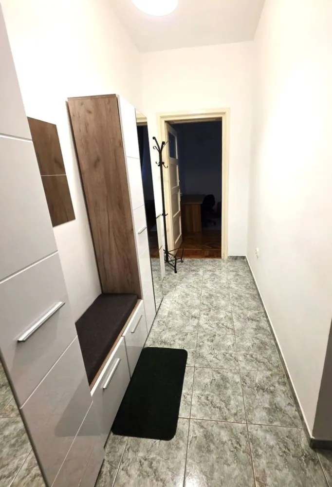 Apartament de închiriat – ultracentral, lângă Parcul Eminescu - Oferim spre închiriere un apartament modern cu o cameră, situat în zona ultracentrală, aproape de Parcul Eminescu și de centrul comercial Winmarkt. Apartamentul are o suprafață de 45 mp și este poziționat la mezanin, într-o zonă de interes, cu spații comerciale la parter. Caracteristici principale: Compartimentare eficientă și spațioasă pentru o cameră Mobilat și utilat complet pentru confortul dumneavoastră Dotat cu centrală termică și termopan pentru un ambient plăcut și eficient energetic Pardoseală cu parchet clasic din lemn masiv recondiționat, gresie și faianță Mașină de spălat rufe cu uscător încorporat Aer boem și atmosferă deosebită, cu accente stilate și confortabile Locație excelentă, aproape de Faleza Dunării și zona de promenadă de la Elice, ideal pentru studenți sau cupluri, fiind foarte aproape de Universitatea Dunărea de Jos. Este o alegere perfectă pentru cei care doresc să locuiască în centrul orașului, în proximitate de facilități și zone de relaxare. Preț chirie: 300 euro. Preferăm închirierea pe termen lung. Animalele de companie nu sunt acceptate. Condții de închiriere: Plata primei chirii la semnarea contractului Garantia returnabilă Comisionul agenției: 70% din valoarea unei chirii. Pentru informații suplimentare și programări, vă rugăm să o contactați pe Liliana Ene, consilier imobiliar Mag Invest, la telefon 0746.252.252. }}
