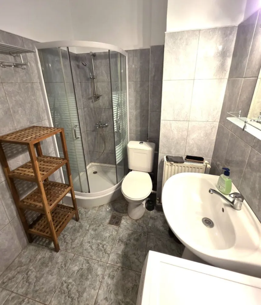 Apartament de închiriat – ultracentral, lângă Parcul Eminescu - Oferim spre închiriere un apartament modern cu o cameră, situat în zona ultracentrală, aproape de Parcul Eminescu și de centrul comercial Winmarkt. Apartamentul are o suprafață de 45 mp și este poziționat la mezanin, într-o zonă de interes, cu spații comerciale la parter. Caracteristici principale: Compartimentare eficientă și spațioasă pentru o cameră Mobilat și utilat complet pentru confortul dumneavoastră Dotat cu centrală termică și termopan pentru un ambient plăcut și eficient energetic Pardoseală cu parchet clasic din lemn masiv recondiționat, gresie și faianță Mașină de spălat rufe cu uscător încorporat Aer boem și atmosferă deosebită, cu accente stilate și confortabile Locație excelentă, aproape de Faleza Dunării și zona de promenadă de la Elice, ideal pentru studenți sau cupluri, fiind foarte aproape de Universitatea Dunărea de Jos. Este o alegere perfectă pentru cei care doresc să locuiască în centrul orașului, în proximitate de facilități și zone de relaxare. Preț chirie: 300 euro. Preferăm închirierea pe termen lung. Animalele de companie nu sunt acceptate. Condții de închiriere: Plata primei chirii la semnarea contractului Garantia returnabilă Comisionul agenției: 70% din valoarea unei chirii. Pentru informații suplimentare și programări, vă rugăm să o contactați pe Liliana Ene, consilier imobiliar Mag Invest, la telefon 0746.252.252. }}