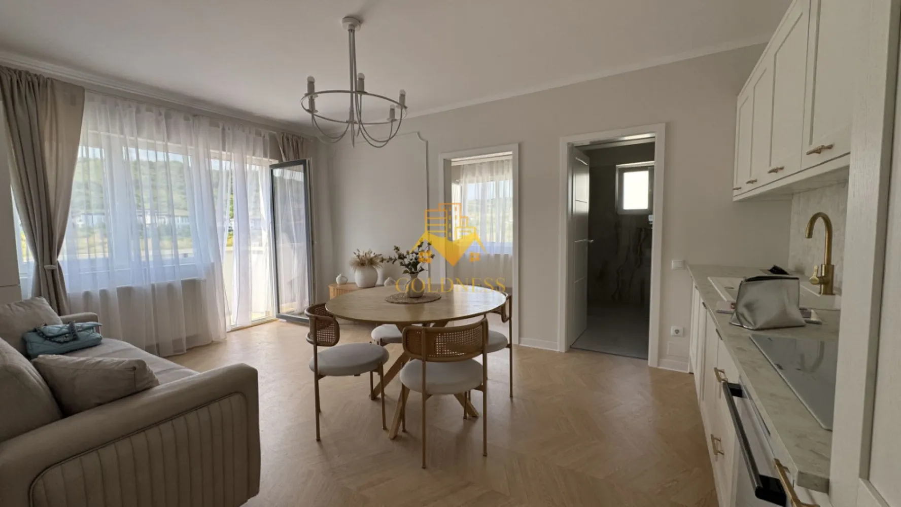 3 camere, Premium, bloc nou, parcare, bloc nou, Urusagului, Zona Profi - GOLDNESS Imobiliare vă propune spre închiriere un apartament cu 3 camere complet mobilat și utilat, la etajul 2 într-un imobil de 3 etaje, în Floresti.
Dispune de loc de parcare subterana inclusa in pret!
Se află în apropierea stațiilor de transport în comun, magazine, restaurante, spații verzi, farmacii, etc. 

Apartamentul este compartimentat astfel:
 - dormitor cu pat matrimonial, dressing, noptiere
 - dormitor care se mobileaza la cere
 - living cu bucatarie open space complet utilată și mobilată, canapea extensibilă, loc de servit masa 
 - baie cu cabina de dus, calorifer port prosop și dulap pentru depozitare.
 - balcon de 4 mp.

Imobilul este dotat cu toate cele necesare- centrală proprie, frigider, plita electrica, hotă, mașină de spălat haine, etc. 

Dacă sunteți interesați de acest apartament și doriți să îl vizionați, dar și pentru alte oferte nu ezitați să ne contactați telefonic sau prin e-mail. Vă stăm la dispoziție!

Pentru intermediere se percepe un comision de 50% din prețul chiriei!