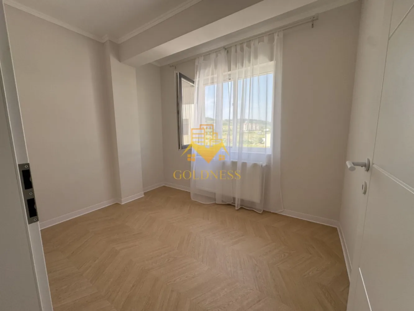 3 camere, Premium, bloc nou, parcare, bloc nou, Urusagului, Zona Profi - GOLDNESS Imobiliare vă propune spre închiriere un apartament cu 3 camere complet mobilat și utilat, la etajul 2 într-un imobil de 3 etaje, în Floresti.
Dispune de loc de parcare subterana inclusa in pret!
Se află în apropierea stațiilor de transport în comun, magazine, restaurante, spații verzi, farmacii, etc. 

Apartamentul este compartimentat astfel:
 - dormitor cu pat matrimonial, dressing, noptiere
 - dormitor care se mobileaza la cere
 - living cu bucatarie open space complet utilată și mobilată, canapea extensibilă, loc de servit masa 
 - baie cu cabina de dus, calorifer port prosop și dulap pentru depozitare.
 - balcon de 4 mp.

Imobilul este dotat cu toate cele necesare- centrală proprie, frigider, plita electrica, hotă, mașină de spălat haine, etc. 

Dacă sunteți interesați de acest apartament și doriți să îl vizionați, dar și pentru alte oferte nu ezitați să ne contactați telefonic sau prin e-mail. Vă stăm la dispoziție!

Pentru intermediere se percepe un comision de 50% din prețul chiriei!