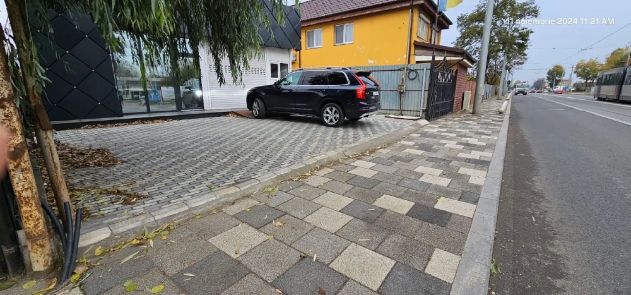 Vanzare/Inchiriere - Hala productie si depozitare, Bd. George Cosbuc - Agentia Imobiliara MAG INVEST vă prezintă o oportunitate unică de afacere! Situată pe Bulevardul George Coșbuc, în apropierea stației PECO Lukoil, această hală modernă oferă un spațiu versatil ideal pentru diverse activități comerciale. Cu o suprafață construită de 140 mp și un teren cu o deschidere stradală de 10,5 metri, această proprietate se remarcă prin accesibilitatea și vizibilitatea sa. Detalii proprietate: Suprafață totală: 250 mp Tip construcție: Relativ nouă, realizată din panouri sandwich, acoperită cu tablă Lindab Facilități: Grup sanitar propriu, curent monofazat Parcare: Spațiu pentru 2-3 mașini în fața halei Activități posibile: Această hală este ideală pentru diverse tipuri de activități, printre care: - Atelier mecanic-auto - Atelier de tâmplărie - Tuning auto, Și multe altele! Prețuri: Vânzare: 125.000 Euro (negociabil) Închiriere: 1.250 Euro/lună Comision de intermediere pentru vânzare: 1,5% + TVA din valoarea de tranzacționare Comision de intermediere pentru închiriere: 75% din prima lună de chirie Această hală reprezintă o oportunitate excelentă pentru investitori sau antreprenori care doresc să își dezvolte afacerea într-o zonă în continuă expansiune. Nu ratați ocazia de a deveni proprietar sau chiriaș al acestei proprietăți atractive! Contact - Marian Ene - 0740.949.871 sau 0762.898.887 }}