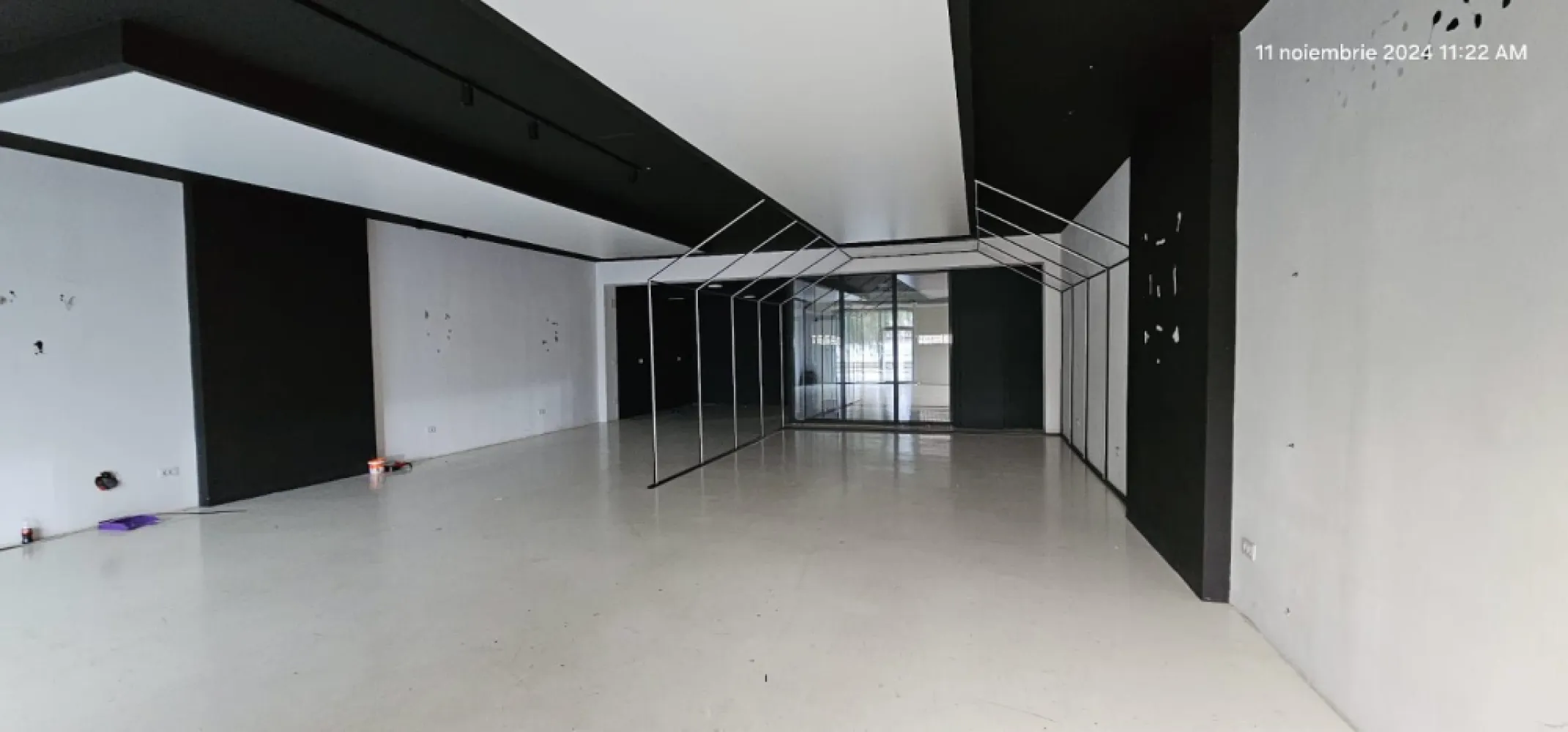 Vanzare/Inchiriere - Hala productie si depozitare, Bd. George Cosbuc - Agentia Imobiliara MAG INVEST vă prezintă o oportunitate unică de afacere! Situată pe Bulevardul George Coșbuc, în apropierea stației PECO Lukoil, această hală modernă oferă un spațiu versatil ideal pentru diverse activități comerciale. Cu o suprafață construită de 140 mp și un teren cu o deschidere stradală de 10,5 metri, această proprietate se remarcă prin accesibilitatea și vizibilitatea sa. Detalii proprietate: Suprafață totală: 250 mp Tip construcție: Relativ nouă, realizată din panouri sandwich, acoperită cu tablă Lindab Facilități: Grup sanitar propriu, curent monofazat Parcare: Spațiu pentru 2-3 mașini în fața halei Activități posibile: Această hală este ideală pentru diverse tipuri de activități, printre care: - Atelier mecanic-auto - Atelier de tâmplărie - Tuning auto, Și multe altele! Prețuri: Vânzare: 125.000 Euro (negociabil) Închiriere: 1.250 Euro/lună Comision de intermediere pentru vânzare: 1,5% + TVA din valoarea de tranzacționare Comision de intermediere pentru închiriere: 75% din prima lună de chirie Această hală reprezintă o oportunitate excelentă pentru investitori sau antreprenori care doresc să își dezvolte afacerea într-o zonă în continuă expansiune. Nu ratați ocazia de a deveni proprietar sau chiriaș al acestei proprietăți atractive! Contact - Marian Ene - 0740.949.871 sau 0762.898.887 }}