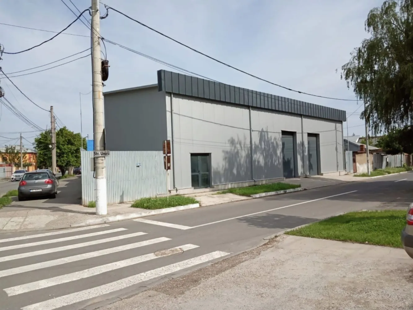 Ofertă de închiriere - Hala modernă pe strada Unirii, Galați - Agenția imobiliara Mag Invest vă propune o oportunitate excelentă de închiriere a unei hale moderne, situată într-o zonă strategică, în apropierea Shopping City Galați. Această proprietate, construită în anul 2017, se distinge printr-o structură metalică robustă și pereți tip sandwich, fiind ideală pentru diverse activități comerciale, precum service auto, depozitare sau spațiu de desfacere. Detalii tehnice: Suprafața totală a terenului: 236 mp (în proprietate) Suprafața halei: 200 mp Înălțimea halei: 6 m Spațiu pentru birouri: amenajat la etaj Finisaje interioare: gresie, pardoseală elicopterizată Dotări: grup sanitar, boiler pentru apă caldă Accesibilitate: 2 uși de acces acționate electric, plus ușă de acces personal din PVC cu sticlă Avantaje: Versatilitate maximă pentru activități de producție, depozitare, atelier auto și multe altele. Beneficiază de curent trifazat. Acces facil datorită amplasării pe o stradă asfaltată. Condiții de închiriere: Chirie lunară: 1550 euro Garanție (returnabilă): echivalentă cu prima lună de chirie Comision de intermediere: 75% din prima lună de chirie Pentru mai multe informații sau pentru a programa o vizionare, nu ezitați să ne contactați! Această hală reprezintă o oportunitate excelentă pentru dezvoltarea afacerii dumneavoastră! Contact - Marian Ene, consilier imobiliar Mag Invest - 0740.949.871 sau 0762.898.887 }}