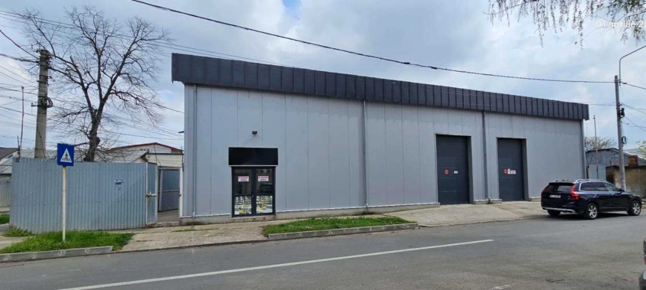 Ofertă de închiriere - Hala modernă pe strada Unirii, Galați - Agenția imobiliara Mag Invest vă propune o oportunitate excelentă de închiriere a unei hale moderne, situată într-o zonă strategică, în apropierea Shopping City Galați. Această proprietate, construită în anul 2017, se distinge printr-o structură metalică robustă și pereți tip sandwich, fiind ideală pentru diverse activități comerciale, precum service auto, depozitare sau spațiu de desfacere. Detalii tehnice: Suprafața totală a terenului: 236 mp (în proprietate) Suprafața halei: 200 mp Înălțimea halei: 6 m Spațiu pentru birouri: amenajat la etaj Finisaje interioare: gresie, pardoseală elicopterizată Dotări: grup sanitar, boiler pentru apă caldă Accesibilitate: 2 uși de acces acționate electric, plus ușă de acces personal din PVC cu sticlă Avantaje: Versatilitate maximă pentru activități de producție, depozitare, atelier auto și multe altele. Beneficiază de curent trifazat. Acces facil datorită amplasării pe o stradă asfaltată. Condiții de închiriere: Chirie lunară: 1550 euro Garanție (returnabilă): echivalentă cu prima lună de chirie Comision de intermediere: 75% din prima lună de chirie Pentru mai multe informații sau pentru a programa o vizionare, nu ezitați să ne contactați! Această hală reprezintă o oportunitate excelentă pentru dezvoltarea afacerii dumneavoastră! Contact - Marian Ene, consilier imobiliar Mag Invest - 0740.949.871 sau 0762.898.887 }}