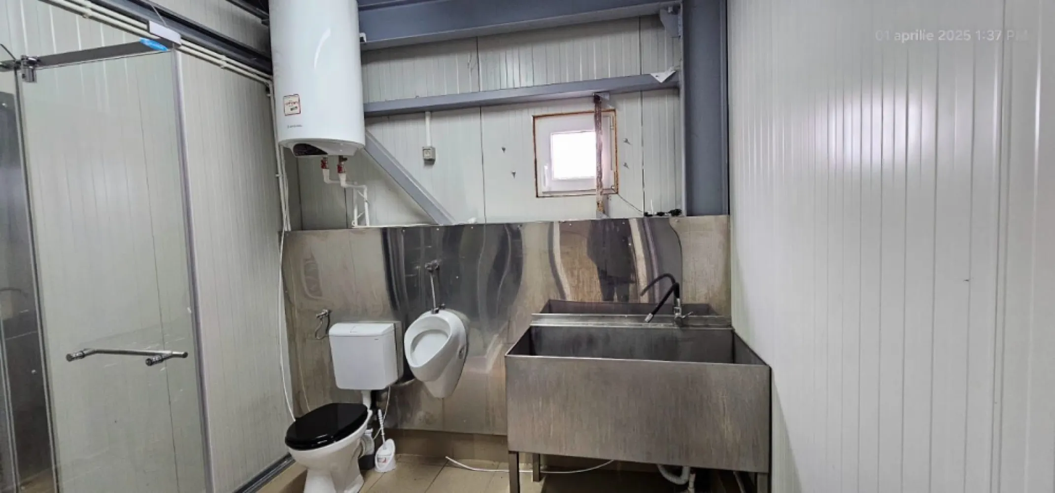 Ofertă de închiriere - Hala modernă pe strada Unirii, Galați - Agenția imobiliara Mag Invest vă propune o oportunitate excelentă de închiriere a unei hale moderne, situată într-o zonă strategică, în apropierea Shopping City Galați. Această proprietate, construită în anul 2017, se distinge printr-o structură metalică robustă și pereți tip sandwich, fiind ideală pentru diverse activități comerciale, precum service auto, depozitare sau spațiu de desfacere. Detalii tehnice: Suprafața totală a terenului: 236 mp (în proprietate) Suprafața halei: 200 mp Înălțimea halei: 6 m Spațiu pentru birouri: amenajat la etaj Finisaje interioare: gresie, pardoseală elicopterizată Dotări: grup sanitar, boiler pentru apă caldă Accesibilitate: 2 uși de acces acționate electric, plus ușă de acces personal din PVC cu sticlă Avantaje: Versatilitate maximă pentru activități de producție, depozitare, atelier auto și multe altele. Beneficiază de curent trifazat. Acces facil datorită amplasării pe o stradă asfaltată. Condiții de închiriere: Chirie lunară: 1550 euro Garanție (returnabilă): echivalentă cu prima lună de chirie Comision de intermediere: 75% din prima lună de chirie Pentru mai multe informații sau pentru a programa o vizionare, nu ezitați să ne contactați! Această hală reprezintă o oportunitate excelentă pentru dezvoltarea afacerii dumneavoastră! Contact - Marian Ene, consilier imobiliar Mag Invest - 0740.949.871 sau 0762.898.887 }}