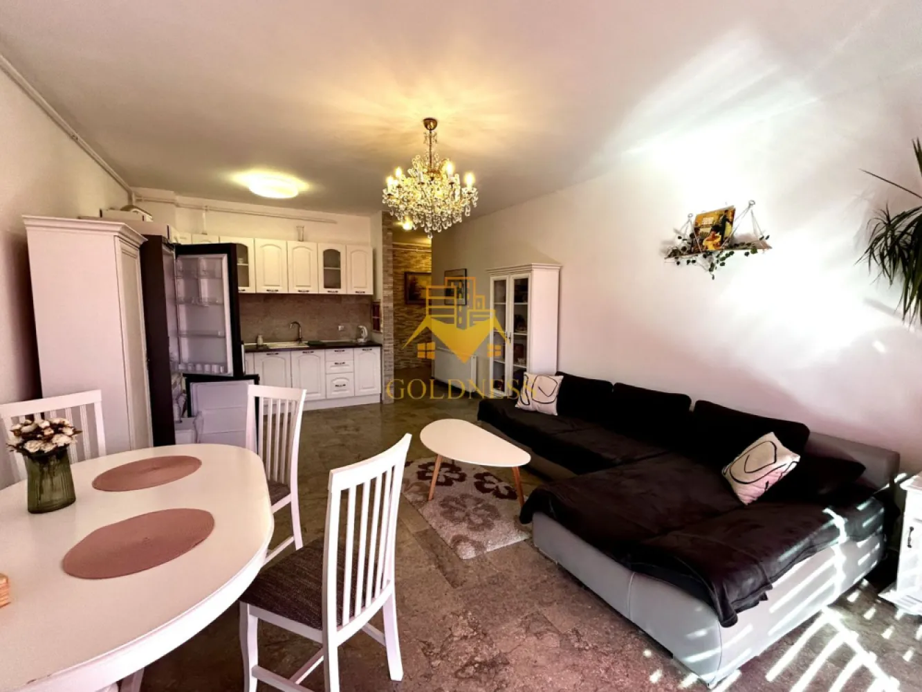 2 camere, Parcare, Premium, Platina, USAMV, Lukoil, Big Belly,Manastur - GOLDNESS Imobiliare vă propune spre închiriere un apartament cu 2 camere open space, complet mobilat și utilat, la etajul 6 într-un imobil de 7 etaje, în Cartierul Manastur.
Dispune de loc de parcare!
Se află în apropierea stațiilor de transport în comun, magazine, restaurante, spații verzi, farmacii, etc. 

Apartamentul este compartimentat astfel:
 - dormitor cu pat matrimonial, dressing, noptiere
 - living cu bucatarie open space complet utilată și mobilată, canapea extensibilă, loc de servit masa 
 - baie cu dus walk-in, calorifer port prosop și dulap pentru depozitare.
 - terasa de 10 mp.

Imobilul este dotat cu toate cele necesare- centrală proprie, frigider, aragaz, hotă, mașină de spălat haine, etc. 

Dacă sunteți interesați de acest apartament și doriți să îl vizionați, dar și pentru alte oferte nu ezitați să ne contactați telefonic sau prin e-mail. Vă stăm la dispoziție!
Pentru intermediere se percepe un comision de 50% din prețul chiriei!