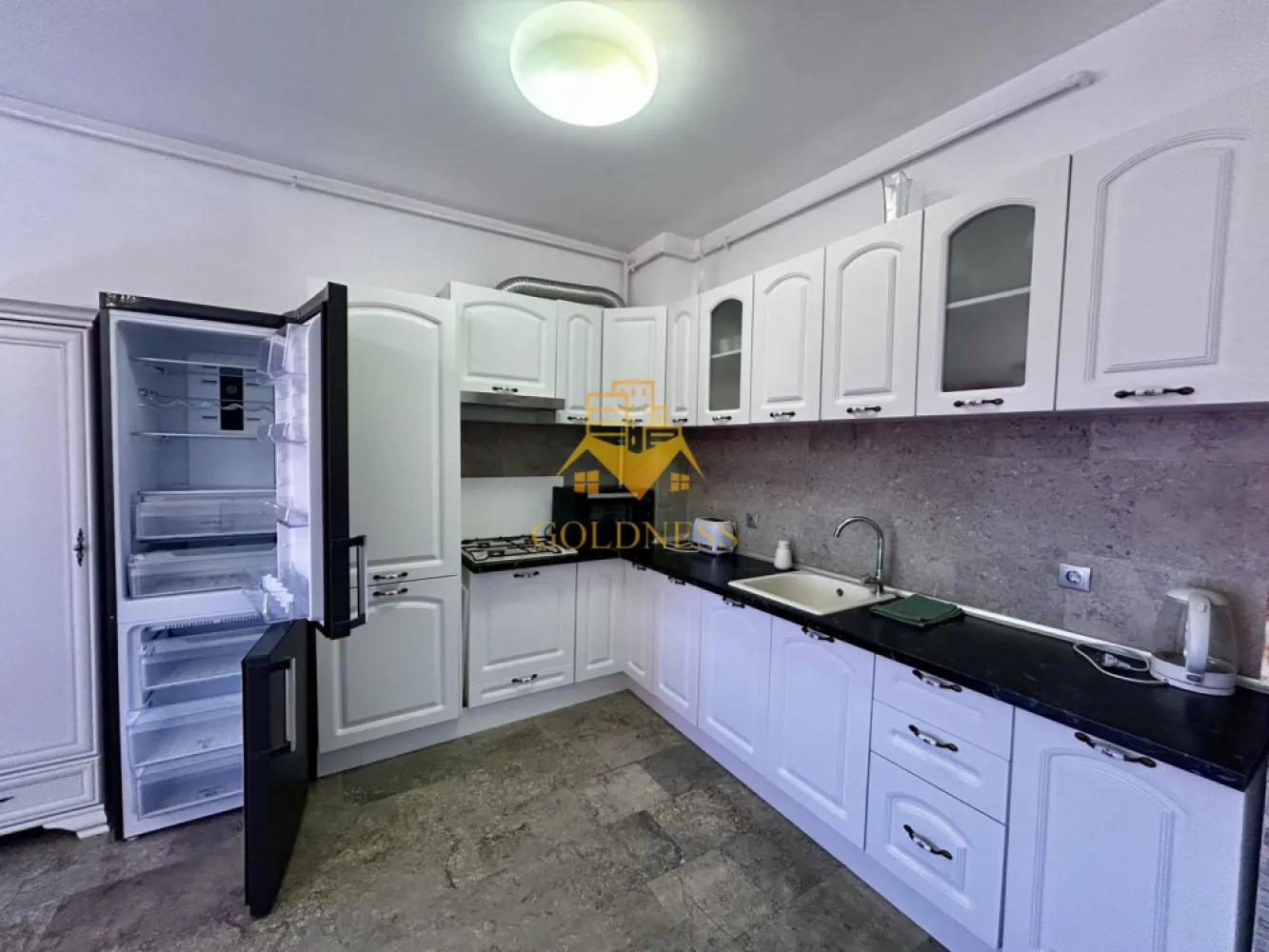 2 camere, Parcare, Premium, Platina, USAMV, Lukoil, Big Belly,Manastur - GOLDNESS Imobiliare vă propune spre închiriere un apartament cu 2 camere open space, complet mobilat și utilat, la etajul 6 într-un imobil de 7 etaje, în Cartierul Manastur.
Dispune de loc de parcare!
Se află în apropierea stațiilor de transport în comun, magazine, restaurante, spații verzi, farmacii, etc. 

Apartamentul este compartimentat astfel:
 - dormitor cu pat matrimonial, dressing, noptiere
 - living cu bucatarie open space complet utilată și mobilată, canapea extensibilă, loc de servit masa 
 - baie cu dus walk-in, calorifer port prosop și dulap pentru depozitare.
 - terasa de 10 mp.

Imobilul este dotat cu toate cele necesare- centrală proprie, frigider, aragaz, hotă, mașină de spălat haine, etc. 

Dacă sunteți interesați de acest apartament și doriți să îl vizionați, dar și pentru alte oferte nu ezitați să ne contactați telefonic sau prin e-mail. Vă stăm la dispoziție!
Pentru intermediere se percepe un comision de 50% din prețul chiriei!