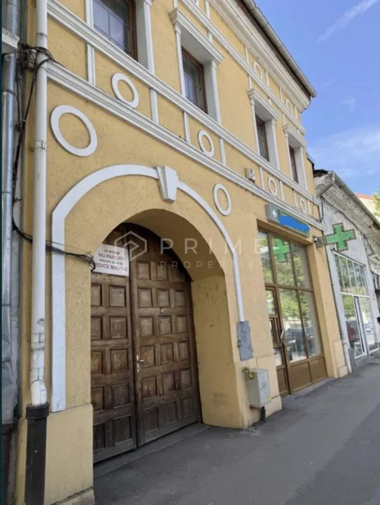 DE ÎNCHIRIAT: Spațiu Comercial Ultracentral (200 mp) – Front Stradal - Vă propunem spre închiriere un spațiu comercial premium, poziționat ultracentral pe strada Revoluției. Beneficiind de o vizibilitate maximă datorită frontului stradal generos și a vitrinei mari, această proprietate reprezintă oportunitatea ideală pentru dezvoltarea sau extinderea unei game largi de activități comerciale, birouri, clinici, showroom-uri sau servicii.

Configurație și Variante de Închiriere
Spațiul dispune de o suprafață totală de 200 mp, desfășurată pe două niveluri (Parter + Etaj 1), oferind o flexibilitate excelentă în funcție de nevoile afacerii dumneavoastră:
Varianta 1: Închiriere Integrală – Întregul imobil (Parter + Etaj 1), în suprafață totală de 200 mp.
Varianta 2: Închiriere Separata pe Paliere – Proprietatea este compartimentată astfel încât se poate închiria și pe niveluri individuale:
Parter (100 mp): Spațiu deschis, ideal pentru activități cu flux mare de clienți, beneficiind de vitrină direct la stradă.
Etaj 1 (100 mp): Se închiriază complet mobilat, fiind perfect optimizat pentru birouri, consultanță, cabinete sau activități administrative.
Preț pe palier: 500 EUR / lună + TVA.

Dotări și Facilități
Pentru ca activitatea dumneavoastră să se desfășoare în cele mai bune și sigure condiții, spațiul este echipat complet:
Utilități: Conectat individual la toate utilitățile necesare (apă, canalizare, curent, gaz).
Securitate: Sistem de alarmă profesional implementat.
Supraveghere: Sistem complet de monitorizare video interior/exterior.
Accesibilitate: Poziționare excelentă la front stradal, într-o zonă cu trafic pietonal și auto intens.

Detalii Financiare
Preț închiriere individuală (Parter sau Etaj): 500 EUR / lună + TVA (per palier).
Preț închiriere integrală (200 mp): [Introduceți prețul total pentru tot spațiul, dacă există un discount, sau contactați-ne pentru ofertă].
Promisiunea Prime Properties
Vă oferim siguranță, transparență și servicii impecabile pe tot parcursul procesului de închiriere. Ne asigurăm că spațiul ales corespunde perfect standardelor și strategiei afacerii dumneavoastră.

📞 Pentru informații suplimentare, detalii tehnice și programarea unei vizionări vizuale a spațiului, vă rugăm să ne contactați cu încredere la numărul de telefon: [Introduceți numărul de telefon].