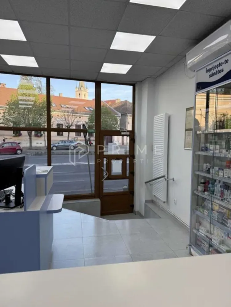 DE ÎNCHIRIAT: Spațiu Comercial Ultracentral (200 mp) – Front Stradal - Vă propunem spre închiriere un spațiu comercial premium, poziționat ultracentral pe strada Revoluției. Beneficiind de o vizibilitate maximă datorită frontului stradal generos și a vitrinei mari, această proprietate reprezintă oportunitatea ideală pentru dezvoltarea sau extinderea unei game largi de activități comerciale, birouri, clinici, showroom-uri sau servicii.

Configurație și Variante de Închiriere
Spațiul dispune de o suprafață totală de 200 mp, desfășurată pe două niveluri (Parter + Etaj 1), oferind o flexibilitate excelentă în funcție de nevoile afacerii dumneavoastră:
Varianta 1: Închiriere Integrală – Întregul imobil (Parter + Etaj 1), în suprafață totală de 200 mp.
Varianta 2: Închiriere Separata pe Paliere – Proprietatea este compartimentată astfel încât se poate închiria și pe niveluri individuale:
Parter (100 mp): Spațiu deschis, ideal pentru activități cu flux mare de clienți, beneficiind de vitrină direct la stradă.
Etaj 1 (100 mp): Se închiriază complet mobilat, fiind perfect optimizat pentru birouri, consultanță, cabinete sau activități administrative.
Preț pe palier: 500 EUR / lună + TVA.

Dotări și Facilități
Pentru ca activitatea dumneavoastră să se desfășoare în cele mai bune și sigure condiții, spațiul este echipat complet:
Utilități: Conectat individual la toate utilitățile necesare (apă, canalizare, curent, gaz).
Securitate: Sistem de alarmă profesional implementat.
Supraveghere: Sistem complet de monitorizare video interior/exterior.
Accesibilitate: Poziționare excelentă la front stradal, într-o zonă cu trafic pietonal și auto intens.

Detalii Financiare
Preț închiriere individuală (Parter sau Etaj): 500 EUR / lună + TVA (per palier).
Preț închiriere integrală (200 mp): [Introduceți prețul total pentru tot spațiul, dacă există un discount, sau contactați-ne pentru ofertă].
Promisiunea Prime Properties
Vă oferim siguranță, transparență și servicii impecabile pe tot parcursul procesului de închiriere. Ne asigurăm că spațiul ales corespunde perfect standardelor și strategiei afacerii dumneavoastră.

📞 Pentru informații suplimentare, detalii tehnice și programarea unei vizionări vizuale a spațiului, vă rugăm să ne contactați cu încredere la numărul de telefon: [Introduceți numărul de telefon].