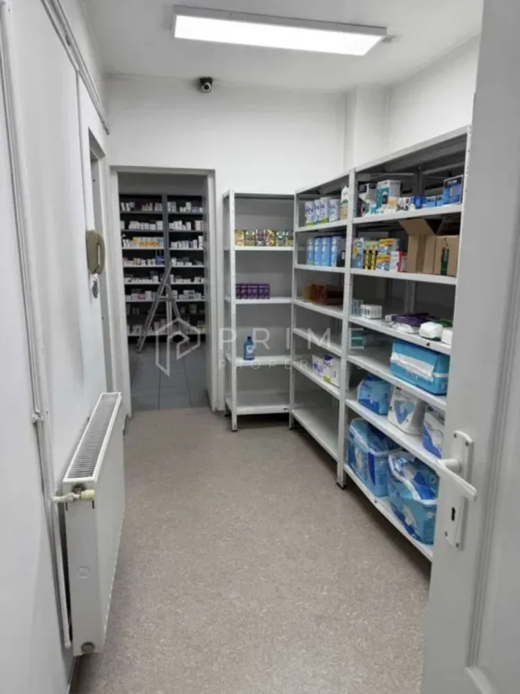 DE ÎNCHIRIAT: Spațiu Comercial Ultracentral (200 mp) – Front Stradal - Vă propunem spre închiriere un spațiu comercial premium, poziționat ultracentral pe strada Revoluției. Beneficiind de o vizibilitate maximă datorită frontului stradal generos și a vitrinei mari, această proprietate reprezintă oportunitatea ideală pentru dezvoltarea sau extinderea unei game largi de activități comerciale, birouri, clinici, showroom-uri sau servicii.

Configurație și Variante de Închiriere
Spațiul dispune de o suprafață totală de 200 mp, desfășurată pe două niveluri (Parter + Etaj 1), oferind o flexibilitate excelentă în funcție de nevoile afacerii dumneavoastră:
Varianta 1: Închiriere Integrală – Întregul imobil (Parter + Etaj 1), în suprafață totală de 200 mp.
Varianta 2: Închiriere Separata pe Paliere – Proprietatea este compartimentată astfel încât se poate închiria și pe niveluri individuale:
Parter (100 mp): Spațiu deschis, ideal pentru activități cu flux mare de clienți, beneficiind de vitrină direct la stradă.
Etaj 1 (100 mp): Se închiriază complet mobilat, fiind perfect optimizat pentru birouri, consultanță, cabinete sau activități administrative.
Preț pe palier: 500 EUR / lună + TVA.

Dotări și Facilități
Pentru ca activitatea dumneavoastră să se desfășoare în cele mai bune și sigure condiții, spațiul este echipat complet:
Utilități: Conectat individual la toate utilitățile necesare (apă, canalizare, curent, gaz).
Securitate: Sistem de alarmă profesional implementat.
Supraveghere: Sistem complet de monitorizare video interior/exterior.
Accesibilitate: Poziționare excelentă la front stradal, într-o zonă cu trafic pietonal și auto intens.

Detalii Financiare
Preț închiriere individuală (Parter sau Etaj): 500 EUR / lună + TVA (per palier).
Preț închiriere integrală (200 mp): [Introduceți prețul total pentru tot spațiul, dacă există un discount, sau contactați-ne pentru ofertă].
Promisiunea Prime Properties
Vă oferim siguranță, transparență și servicii impecabile pe tot parcursul procesului de închiriere. Ne asigurăm că spațiul ales corespunde perfect standardelor și strategiei afacerii dumneavoastră.

📞 Pentru informații suplimentare, detalii tehnice și programarea unei vizionări vizuale a spațiului, vă rugăm să ne contactați cu încredere la numărul de telefon: [Introduceți numărul de telefon].