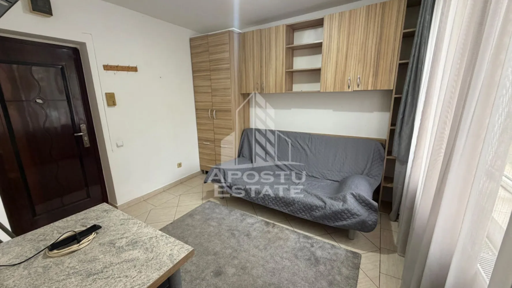 Apartament 1 camere de inchiriat,Compexul Studentesc, Timisoara - Agentia imobiliara APOSTU ESTATE va propune spre inchiriere un apartament cu 1 camere, spatios si luminos, situat in zona Compexul Studentesc, o zona linistita si bine pozitionata din Timisoara, potrivit pentru cupluri sau studenti care isi doresc o locuinta unde sa se simta confortabil si cu acces facil catre scoli, statii de autobuz, supermarketuri , magazine de zona, parcuri.

Suprafata utila: 18 mp
Compartimentare eficienta:
-Hol de acces generos
-Bucatarie mobilata si utilata
-Dormitor mobilat si utilat
-Baie prevazuta cu dus

Confort si facilitati:
-Incalzirea apartamentului: colterm
-Apartamentul este complet mobilat si utilat
-Se accepta animale de companie de catre proprietar

Localizare:
-Timis,Timisoara, zona Compexul Studentesc– acces facil spre magazine, parcuri si mijloace de transport in comun.

Ideal pentru:
-Cupluri
-Studenti

Disponibilitate: imediata
Pret chirie lunara: 230 euro 
Programeaza o vizionare pentru a-ti putea imagina viitorul aici!
ID intern: CP3200494