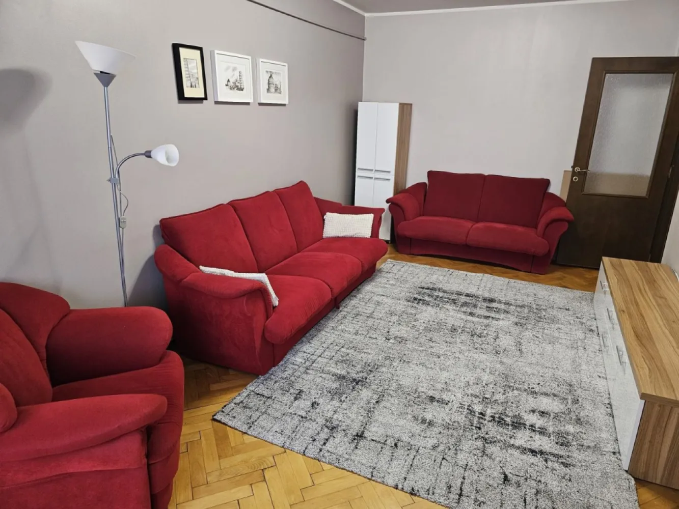 Apartament cu 3 camere, mobilat si utilat - Piata Centrala - Visezi la un cămin confortabil și bine situat? Îți oferim un apartament luminos și spatios, situat la etajul 4 al unui imobil din apropierea Pieței Centrale. Cu o suprafață de 65 mp, acest apartament decomandat dispune de 3 camere ideale pentru o familie sau pentru o singură persoană care apreciază confortul și spațiul. Apartamentul este complet mobilat și utilat, fiind dotat cu centrală termică pentru confortul termic pe timp de iarnă și aer condiționat pentru zilele călduroase de vară. Vei beneficia de două balcoane care îți oferă un spațiu plăcut pentru relaxare. Locația este excelentă, având în apropiere puncte de interes precum Piața Centrală, CNVA și Baia Comunală, oferindu-ți astfel acces facil la tot ceea ce ai nevoie. Apartamentul se închiriază pe termen lung, la un preț de 500 euro pe lună, cu garanție echivalentă cu o lună de chirie. De asemenea, se aplică un comision de 75% din prima chirie agenției. IMPORTANT: nu se acceptă animale de companie. Nu rata această oportunitate! Chiria este negociabilă, așa că te invităm să ne contactezi pentru a programa o vizionare și pentru a discuta detaliile. Acest apartament așteaptă să devină noul tău cămin! }}