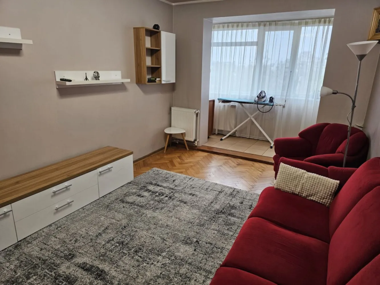 Apartament cu 3 camere, mobilat si utilat - Piata Centrala - Visezi la un cămin confortabil și bine situat? Îți oferim un apartament luminos și spatios, situat la etajul 4 al unui imobil din apropierea Pieței Centrale. Cu o suprafață de 65 mp, acest apartament decomandat dispune de 3 camere ideale pentru o familie sau pentru o singură persoană care apreciază confortul și spațiul. Apartamentul este complet mobilat și utilat, fiind dotat cu centrală termică pentru confortul termic pe timp de iarnă și aer condiționat pentru zilele călduroase de vară. Vei beneficia de două balcoane care îți oferă un spațiu plăcut pentru relaxare. Locația este excelentă, având în apropiere puncte de interes precum Piața Centrală, CNVA și Baia Comunală, oferindu-ți astfel acces facil la tot ceea ce ai nevoie. Apartamentul se închiriază pe termen lung, la un preț de 500 euro pe lună, cu garanție echivalentă cu o lună de chirie. De asemenea, se aplică un comision de 75% din prima chirie agenției. IMPORTANT: nu se acceptă animale de companie. Nu rata această oportunitate! Chiria este negociabilă, așa că te invităm să ne contactezi pentru a programa o vizionare și pentru a discuta detaliile. Acest apartament așteaptă să devină noul tău cămin! }}