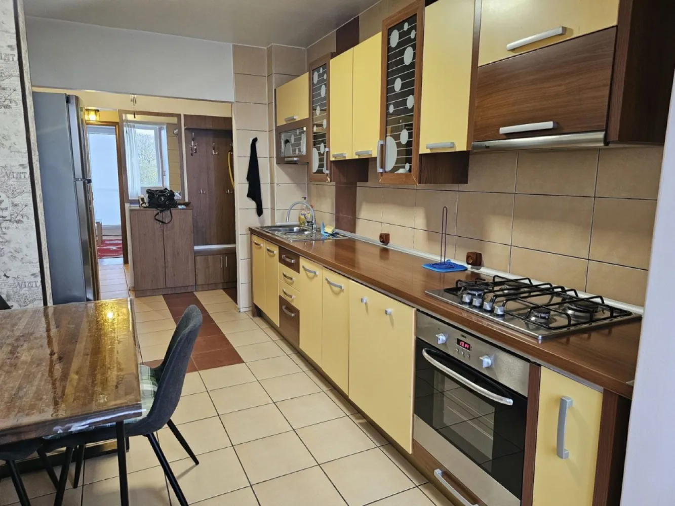 Apartament cu 3 camere, mobilat si utilat - Piata Centrala - Visezi la un cămin confortabil și bine situat? Îți oferim un apartament luminos și spatios, situat la etajul 4 al unui imobil din apropierea Pieței Centrale. Cu o suprafață de 65 mp, acest apartament decomandat dispune de 3 camere ideale pentru o familie sau pentru o singură persoană care apreciază confortul și spațiul. Apartamentul este complet mobilat și utilat, fiind dotat cu centrală termică pentru confortul termic pe timp de iarnă și aer condiționat pentru zilele călduroase de vară. Vei beneficia de două balcoane care îți oferă un spațiu plăcut pentru relaxare. Locația este excelentă, având în apropiere puncte de interes precum Piața Centrală, CNVA și Baia Comunală, oferindu-ți astfel acces facil la tot ceea ce ai nevoie. Apartamentul se închiriază pe termen lung, la un preț de 500 euro pe lună, cu garanție echivalentă cu o lună de chirie. De asemenea, se aplică un comision de 75% din prima chirie agenției. IMPORTANT: nu se acceptă animale de companie. Nu rata această oportunitate! Chiria este negociabilă, așa că te invităm să ne contactezi pentru a programa o vizionare și pentru a discuta detaliile. Acest apartament așteaptă să devină noul tău cămin! }}