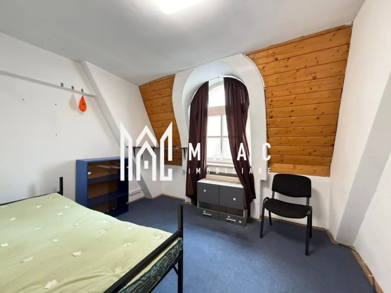 Apartament 3 camere | Etaj 2 | 78MP | Balcon | Central - MAAC Imobiliare propune spre inchiriere un apartament cu 3 camere, in zona Centrala (reper - Strada Consitutiei). Apartamentul se poate inchiria in aceasta stare, sau la cerere, daca este vorba de o perioada indelungata, se poate renova de catre proprietar sau chirias si se rediscuta cuantumul chiriei. Apartamentul este configurat astfel: 3 camere, bucatarie, baie, balcon inchis. Aferent - pivnita. Incalzirea se face cu centrala proprie si calorifere. Amplasamentul blocului este unul avantajos, fiind la 10 minute de mers pe jos de centru/ Mall si aproape de magazine/ farmacii. Se percepe o chirie in avans si garantie in cuantumul unei chirii lunare. Disponibilitate imediata. Pentru mai multe detalii sau pentru a programa o vizionare, va rugam specificati telefonic: CP2849515 }}