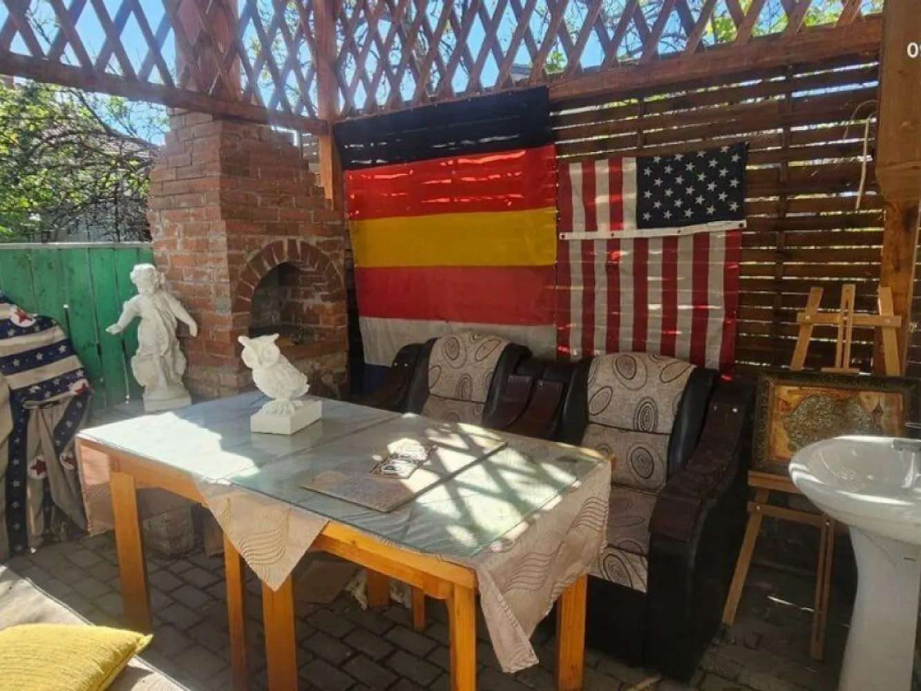 Casă + terasa, 50 mp - zona centrala - Grădina Publică - Vă prezentăm o oportunitate excelentă de achiziție, o casă bine întreținută, situată într-o zonă liniștită și pitorească, foarte aproape de Grădina Publică. Ideală pentru o familie care își dorește confortul unui cămin primitor și accesibil la facilități. Detalii imobil: - Suprafața construită: 45 mp - Căsuța anexa (magazie):20 mp - Grădină: 50 mp - Structură: Construită din cărămidă, cu acoperiș din tablă -Dotări: Centrală termică, feronerie din termopan, gresie și faianță - Mobilare: Proprietatea se vinde mobilată, fiind astfel gata pentru a fi locuită imediat Curte și facilități: Imobilul dispune de o curte comună cu încă o familie, ceea ce facilitează o atmosferă prietenoasă și un sentiment de comunitate. În apropierea casei, veți găsi un foișor amenajat, dotat cu grătar, ideal pentru momente de relaxare și întâlniri cu prietenii sau familia. Poziționare: Locația excelentă, în imediata apropiere a Grădinii Publice, vă oferă acces rapid la spații verzi pentru relaxare, activități recreative, precum și la diverse magazine și facilități de transport. Preț: Propus pentru tranzacționare la 55.500 euro. Comisionul de intermediere este de 2% + TVA. Nu ratați ocazia de a deveni proprietar al acestei case primitoare! Contactați-ne pentru mai multe detalii sau pentru a programa o vizionare. Contact - 0740.949.871 - Marian Ene, consilier imobiliar Mag Invest }}