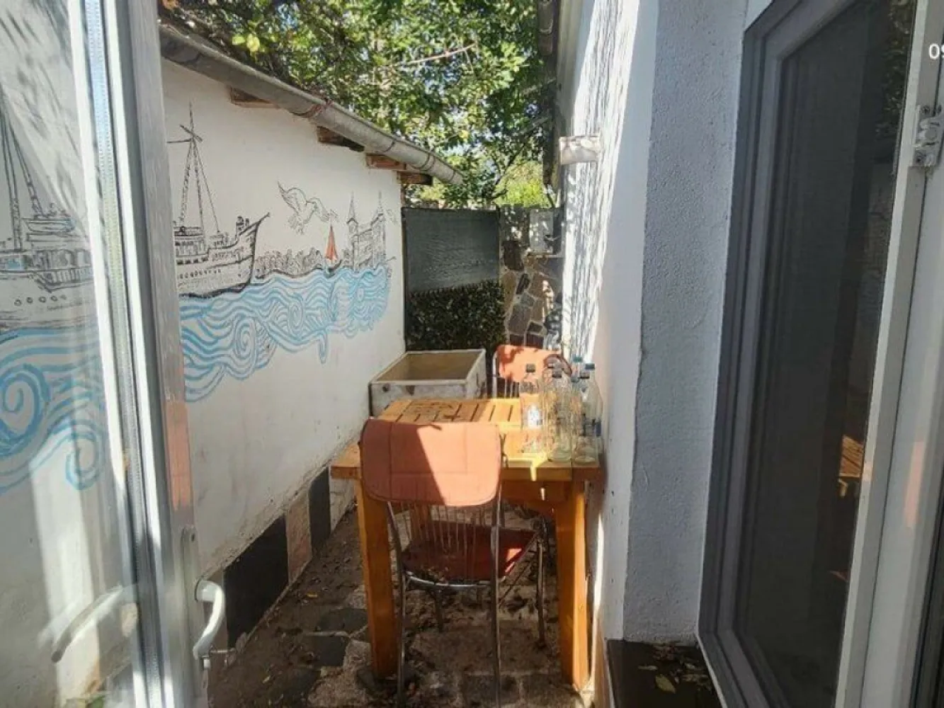 Casă + terasa, 50 mp - zona centrala - Grădina Publică - Vă prezentăm o oportunitate excelentă de achiziție, o casă bine întreținută, situată într-o zonă liniștită și pitorească, foarte aproape de Grădina Publică. Ideală pentru o familie care își dorește confortul unui cămin primitor și accesibil la facilități. Detalii imobil: - Suprafața construită: 45 mp - Căsuța anexa (magazie):20 mp - Grădină: 50 mp - Structură: Construită din cărămidă, cu acoperiș din tablă -Dotări: Centrală termică, feronerie din termopan, gresie și faianță - Mobilare: Proprietatea se vinde mobilată, fiind astfel gata pentru a fi locuită imediat Curte și facilități: Imobilul dispune de o curte comună cu încă o familie, ceea ce facilitează o atmosferă prietenoasă și un sentiment de comunitate. În apropierea casei, veți găsi un foișor amenajat, dotat cu grătar, ideal pentru momente de relaxare și întâlniri cu prietenii sau familia. Poziționare: Locația excelentă, în imediata apropiere a Grădinii Publice, vă oferă acces rapid la spații verzi pentru relaxare, activități recreative, precum și la diverse magazine și facilități de transport. Preț: Propus pentru tranzacționare la 55.500 euro. Comisionul de intermediere este de 2% + TVA. Nu ratați ocazia de a deveni proprietar al acestei case primitoare! Contactați-ne pentru mai multe detalii sau pentru a programa o vizionare. Contact - 0740.949.871 - Marian Ene, consilier imobiliar Mag Invest }}