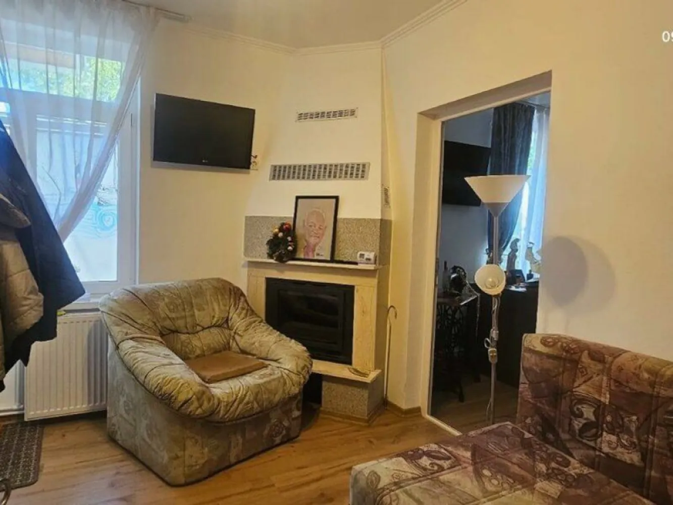 Casă + terasa, 50 mp - zona centrala - Grădina Publică - Vă prezentăm o oportunitate excelentă de achiziție, o casă bine întreținută, situată într-o zonă liniștită și pitorească, foarte aproape de Grădina Publică. Ideală pentru o familie care își dorește confortul unui cămin primitor și accesibil la facilități. Detalii imobil: - Suprafața construită: 45 mp - Căsuța anexa (magazie):20 mp - Grădină: 50 mp - Structură: Construită din cărămidă, cu acoperiș din tablă -Dotări: Centrală termică, feronerie din termopan, gresie și faianță - Mobilare: Proprietatea se vinde mobilată, fiind astfel gata pentru a fi locuită imediat Curte și facilități: Imobilul dispune de o curte comună cu încă o familie, ceea ce facilitează o atmosferă prietenoasă și un sentiment de comunitate. În apropierea casei, veți găsi un foișor amenajat, dotat cu grătar, ideal pentru momente de relaxare și întâlniri cu prietenii sau familia. Poziționare: Locația excelentă, în imediata apropiere a Grădinii Publice, vă oferă acces rapid la spații verzi pentru relaxare, activități recreative, precum și la diverse magazine și facilități de transport. Preț: Propus pentru tranzacționare la 55.500 euro. Comisionul de intermediere este de 2% + TVA. Nu ratați ocazia de a deveni proprietar al acestei case primitoare! Contactați-ne pentru mai multe detalii sau pentru a programa o vizionare. Contact - 0740.949.871 - Marian Ene, consilier imobiliar Mag Invest }}