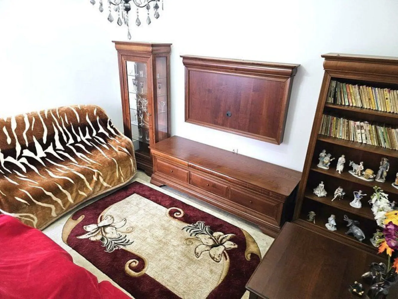 Casa individuala zona centrala - Facultatea de mecanica - Va prezentăm o casă de vânzare situată la doar câțiva pași de Facultatea de Mecanică, perfectă pentru tine și familia ta, construită în anii '90 și renovată în 2018, această locuință solidă din cărămidă ofera tot confortul necesar unei familii. Cu o suprafață totală de 100 mp, casa este compartimentată astfel - 3 camere, bucătărie complet utilată, hol generos, două grupuri sanitare și un garaj subteran pentru mașina ta. Beneficiind de o acoperiș din tablă Lindab, centrală termică, tâmplărie cu geam termopan, gresie și faianță de cea mai bună calitate, precum și sistem de aer condiționat, această proprietate reprezintă alegerea ideală pentru un stil de viață confortabil. Cu o suprafață de teren de 150 mp, această casă îți oferă intimitate și posibilitatea de a te bucura de momente de relaxare în curtea proprie. Prețul imbatabil de 108.000 euro include o parte din mobilier, astfel că te poți muta imediat fără griji. Pentru mai multe detalii și pentru a programa o vizionare, contactează-ne și lasă-ne să te ghidăm în procesul de achiziție a unei proprietăți. Contact 0746.252.252 - Liliana Ene, consilier imobiliar Mag Invest. }}