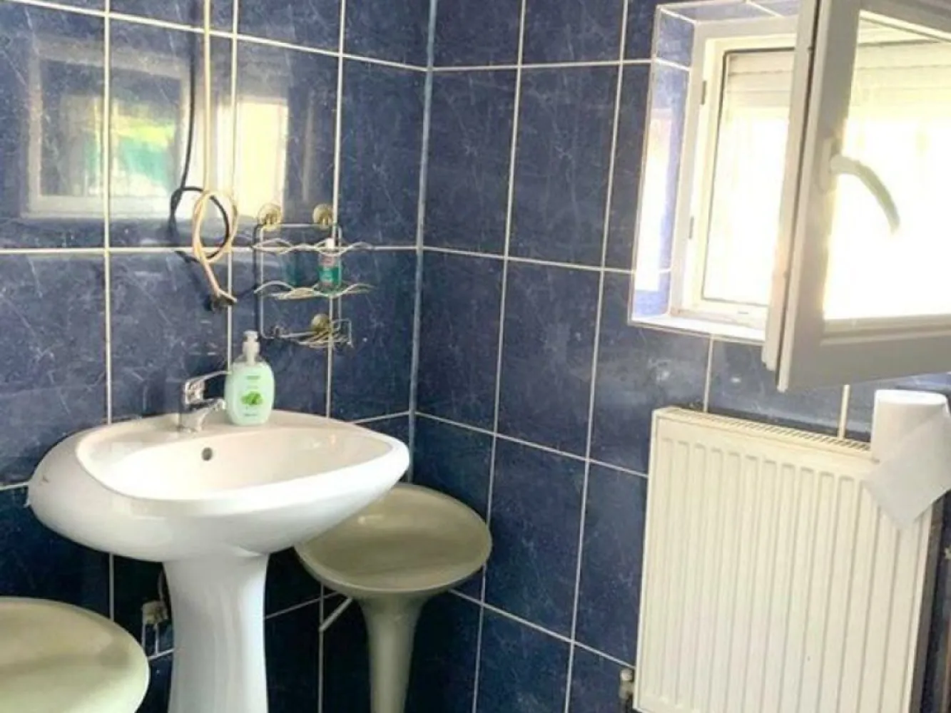 Casa individuala zona centrala - Facultatea de mecanica - Va prezentăm o casă de vânzare situată la doar câțiva pași de Facultatea de Mecanică, perfectă pentru tine și familia ta, construită în anii '90 și renovată în 2018, această locuință solidă din cărămidă ofera tot confortul necesar unei familii. Cu o suprafață totală de 100 mp, casa este compartimentată astfel - 3 camere, bucătărie complet utilată, hol generos, două grupuri sanitare și un garaj subteran pentru mașina ta. Beneficiind de o acoperiș din tablă Lindab, centrală termică, tâmplărie cu geam termopan, gresie și faianță de cea mai bună calitate, precum și sistem de aer condiționat, această proprietate reprezintă alegerea ideală pentru un stil de viață confortabil. Cu o suprafață de teren de 150 mp, această casă îți oferă intimitate și posibilitatea de a te bucura de momente de relaxare în curtea proprie. Prețul imbatabil de 108.000 euro include o parte din mobilier, astfel că te poți muta imediat fără griji. Pentru mai multe detalii și pentru a programa o vizionare, contactează-ne și lasă-ne să te ghidăm în procesul de achiziție a unei proprietăți. Contact 0746.252.252 - Liliana Ene, consilier imobiliar Mag Invest. }}