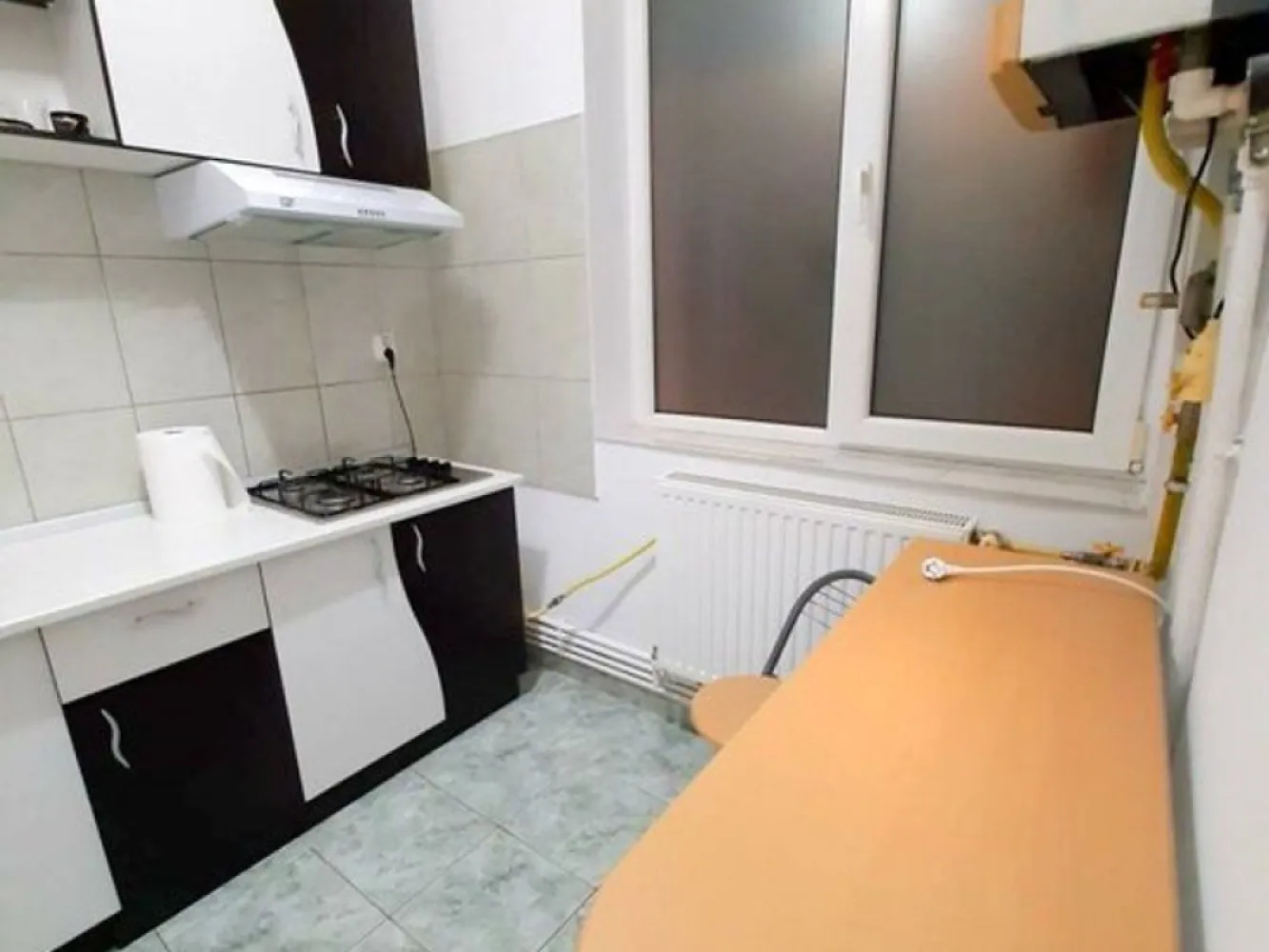 Apartament cu o camera, ultracentral - Universitatea Dunarea de Jos - Visezi să locuiești în inima orașului, aproape de natură și de toate facilitățile necesare? Îți oferim un apartament cu o cameră, ideal pentru un tânăr profesionist sau pentru un cuplu, situat la etajul 1 al unui imobil bine întreținut, în apropierea Parcului Mihai Eminescu. Detalii Apartament: - Suprafață: 40 mp - Mobilat și utilat complet - Dotat cu centrală termică, asigurând confort termic pe tot parcursul anului - Ideal pentru locuit, dar și pentru birou Locație: Apartamentul se află într-o zonă centrală, cu acces facil la transportul public, magazine, restaurante și cafenele. Parcul Mihai Eminescu, perfect pentru plimbări relaxante, se află la câțiva pași distanță. Preț: - Preț propus pentru închiriere: 300 euro/lună . - Garanție: 300 euro - Comision agenție: 200 euro Disponibilitate: Apartamentul este disponibil pentru închiriere începând cu data de 15.06.2025.. Nu rata ocazia de a locui într-un apartament spatios, într-o zonă vibrantă a orașului! Contactează-ne pentru mai multe detalii și pentru a programa o vizionare! }}