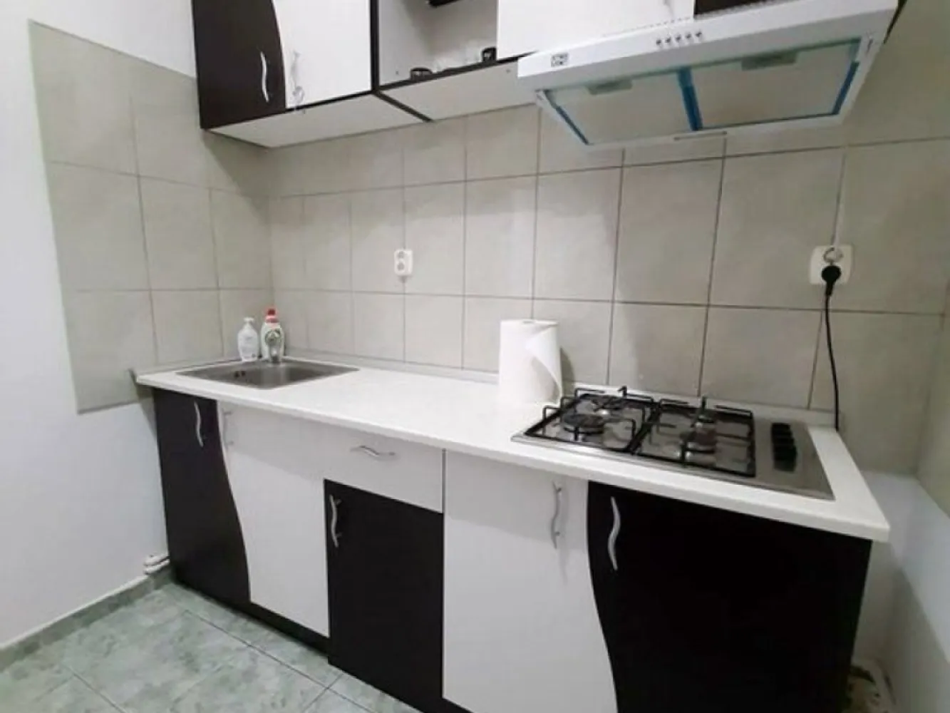 Apartament cu o camera, ultracentral - Universitatea Dunarea de Jos - Visezi să locuiești în inima orașului, aproape de natură și de toate facilitățile necesare? Îți oferim un apartament cu o cameră, ideal pentru un tânăr profesionist sau pentru un cuplu, situat la etajul 1 al unui imobil bine întreținut, în apropierea Parcului Mihai Eminescu. Detalii Apartament: - Suprafață: 40 mp - Mobilat și utilat complet - Dotat cu centrală termică, asigurând confort termic pe tot parcursul anului - Ideal pentru locuit, dar și pentru birou Locație: Apartamentul se află într-o zonă centrală, cu acces facil la transportul public, magazine, restaurante și cafenele. Parcul Mihai Eminescu, perfect pentru plimbări relaxante, se află la câțiva pași distanță. Preț: - Preț propus pentru închiriere: 300 euro/lună . - Garanție: 300 euro - Comision agenție: 200 euro Disponibilitate: Apartamentul este disponibil pentru închiriere începând cu data de 15.06.2025.. Nu rata ocazia de a locui într-un apartament spatios, într-o zonă vibrantă a orașului! Contactează-ne pentru mai multe detalii și pentru a programa o vizionare! }}