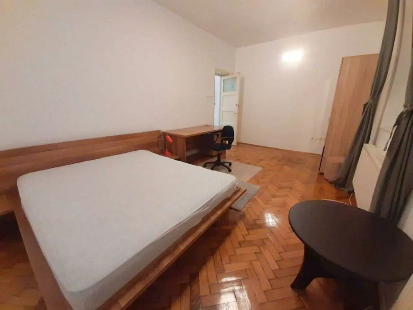 Apartament cu o camera, ultracentral - Universitatea Dunarea de Jos - Visezi să locuiești în inima orașului, aproape de natură și de toate facilitățile necesare? Îți oferim un apartament cu o cameră, ideal pentru un tânăr profesionist sau pentru un cuplu, situat la etajul 1 al unui imobil bine întreținut, în apropierea Parcului Mihai Eminescu. Detalii Apartament: - Suprafață: 40 mp - Mobilat și utilat complet - Dotat cu centrală termică, asigurând confort termic pe tot parcursul anului - Ideal pentru locuit, dar și pentru birou Locație: Apartamentul se află într-o zonă centrală, cu acces facil la transportul public, magazine, restaurante și cafenele. Parcul Mihai Eminescu, perfect pentru plimbări relaxante, se află la câțiva pași distanță. Preț: - Preț propus pentru închiriere: 300 euro/lună . - Garanție: 300 euro - Comision agenție: 200 euro Disponibilitate: Apartamentul este disponibil pentru închiriere începând cu data de 15.06.2025.. Nu rata ocazia de a locui într-un apartament spatios, într-o zonă vibrantă a orașului! Contactează-ne pentru mai multe detalii și pentru a programa o vizionare! }}
