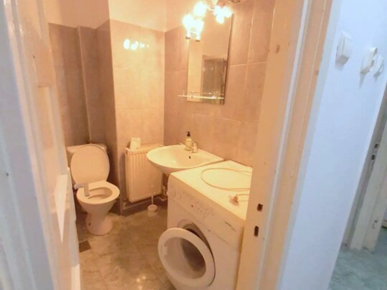 Apartament cu o camera, ultracentral - Universitatea Dunarea de Jos - Visezi să locuiești în inima orașului, aproape de natură și de toate facilitățile necesare? Îți oferim un apartament cu o cameră, ideal pentru un tânăr profesionist sau pentru un cuplu, situat la etajul 1 al unui imobil bine întreținut, în apropierea Parcului Mihai Eminescu. Detalii Apartament: - Suprafață: 40 mp - Mobilat și utilat complet - Dotat cu centrală termică, asigurând confort termic pe tot parcursul anului - Ideal pentru locuit, dar și pentru birou Locație: Apartamentul se află într-o zonă centrală, cu acces facil la transportul public, magazine, restaurante și cafenele. Parcul Mihai Eminescu, perfect pentru plimbări relaxante, se află la câțiva pași distanță. Preț: - Preț propus pentru închiriere: 300 euro/lună . - Garanție: 300 euro - Comision agenție: 200 euro Disponibilitate: Apartamentul este disponibil pentru închiriere începând cu data de 15.06.2025.. Nu rata ocazia de a locui într-un apartament spatios, într-o zonă vibrantă a orașului! Contactează-ne pentru mai multe detalii și pentru a programa o vizionare! }}