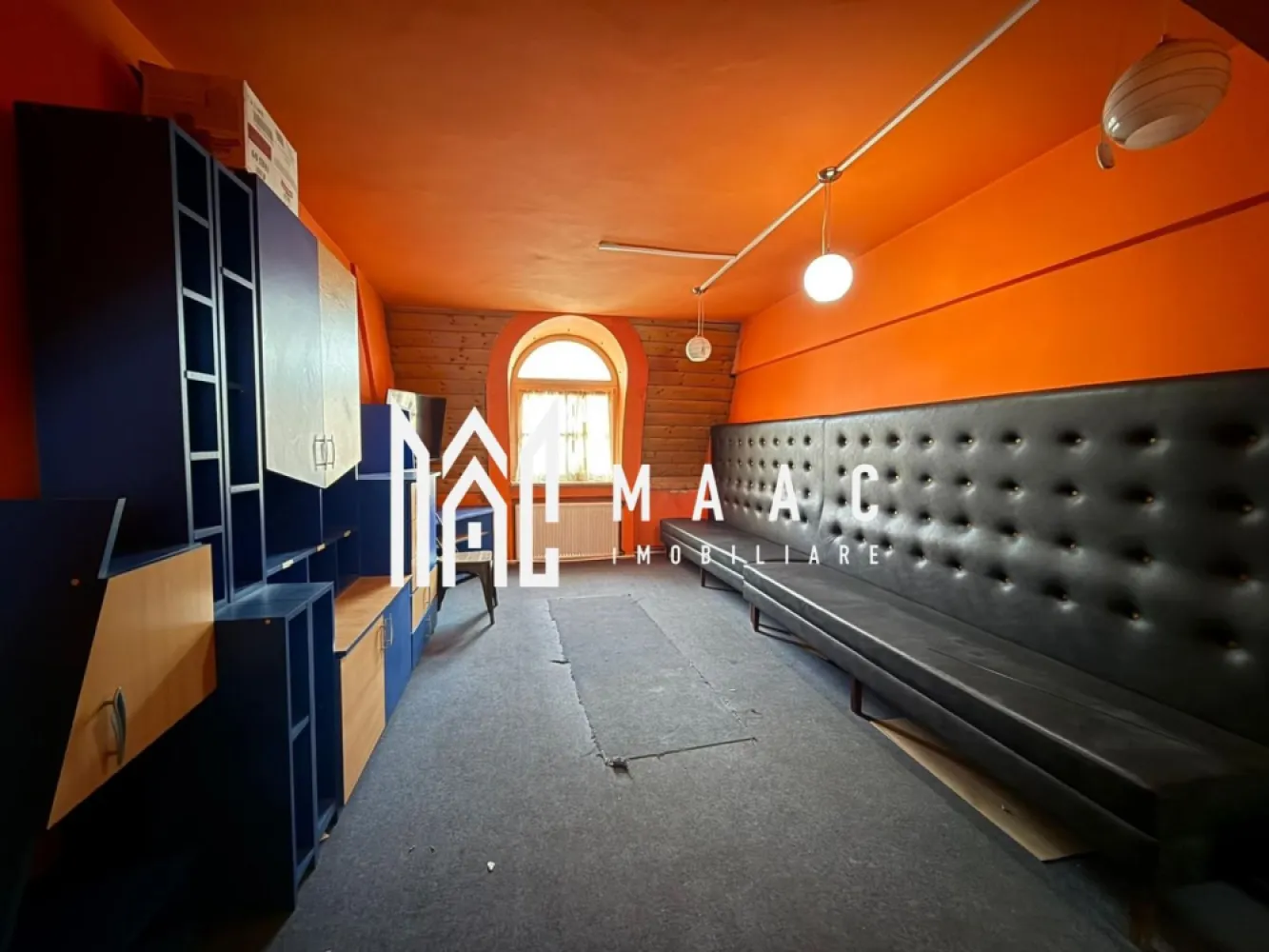 Apartament 3 camere | Etaj 2 | 78MP | Balcon | Central - MAAC Imobiliare propune spre inchiriere un apartament cu 3 camere, in zona Centrala (reper - Strada Consitutiei). Apartamentul se poate inchiria in aceasta stare, sau la cerere, daca este vorba de o perioada indelungata, se poate renova de catre proprietar sau chirias si se rediscuta cuantumul chiriei. Apartamentul este configurat astfel: 3 camere, bucatarie, baie, balcon inchis. Aferent - pivnita. Incalzirea se face cu centrala proprie si calorifere. Amplasamentul blocului este unul avantajos, fiind la 10 minute de mers pe jos de centru/ Mall si aproape de magazine/ farmacii. Se percepe o chirie in avans si garantie in cuantumul unei chirii lunare. Disponibilitate imediata. Pentru mai multe detalii sau pentru a programa o vizionare, va rugam specificati telefonic: CP2849515 }}