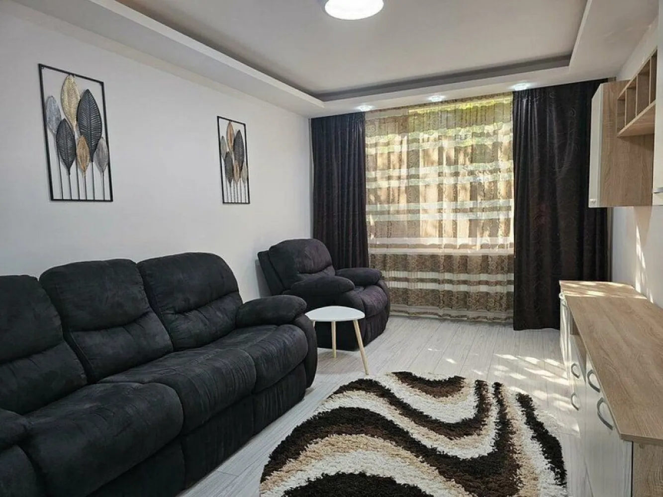 Apartament cu 3 camere, Tiglina 2 - zona Papadie - Îți prezentăm un apartament cochet, situat la parter, în căutarea nouilor săi chiriași! Această locuință este perfectă pentru cei care își doresc confortul și accesibilitatea în inima cartierului Tiglina 2. Detalii apartament: - Suprafață: 3 camere optim compartimentate - Mobilat și utilat complet: Apartamentul dispune de mobilier modern și electrocasnice functionale. - Dotări: Centrala termică proprie asigură confortul termic dorit, iar aerul condiționat te va răcori în zilele călduroase de vară. - Locație excelentă: La doar câteva minute de Faleza Dunării și centrul orașului, îți vei putea bucura de plimbări relaxante și de toate facilitățile urbane de care ai nevoie. Stația de autobuz și CEC-ul sunt la câțiva pași distanță, oferindu-ți un acces facil la transportul public. Detalii financiare: - Chirie: 550 euro/lună - Garanție: 550 euro - Comision agenție:* 75% din prima luna de chirie Acest apartament este ideal pentru o familie sau pentru un grup de prieteni care caută un loc primitor în care să se simtă acasă. Nu rata ocazia de a-l viziona! Contactează-ne pentru mai multe detalii sau pentru a stabili o vizionare. Contact - 0746.252.252 - Liliana Ene, consilier imobiliar Mag Invest }}