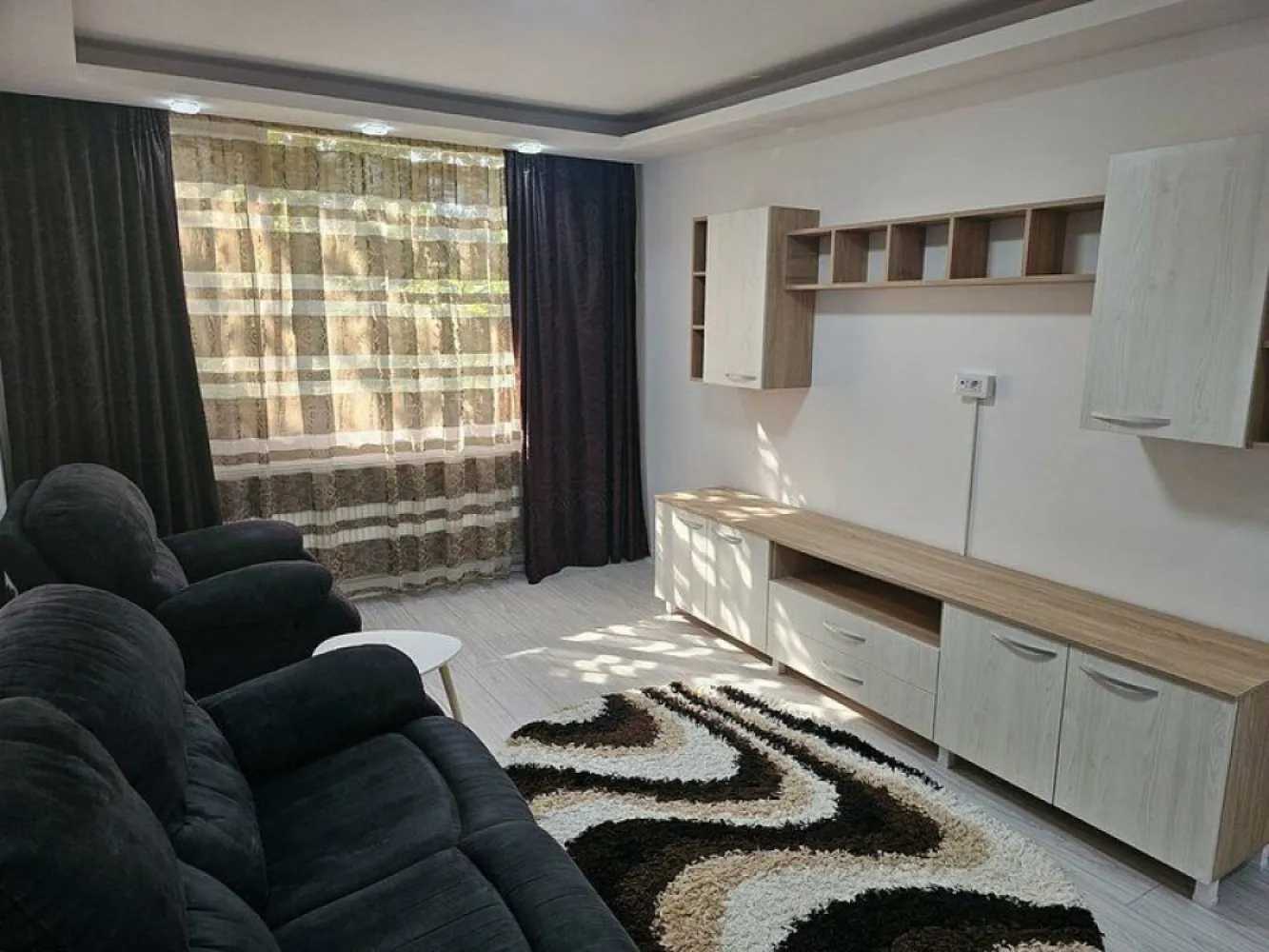 Apartament cu 3 camere, Tiglina 2 - zona Papadie - Îți prezentăm un apartament cochet, situat la parter, în căutarea nouilor săi chiriași! Această locuință este perfectă pentru cei care își doresc confortul și accesibilitatea în inima cartierului Tiglina 2. Detalii apartament: - Suprafață: 3 camere optim compartimentate - Mobilat și utilat complet: Apartamentul dispune de mobilier modern și electrocasnice functionale. - Dotări: Centrala termică proprie asigură confortul termic dorit, iar aerul condiționat te va răcori în zilele călduroase de vară. - Locație excelentă: La doar câteva minute de Faleza Dunării și centrul orașului, îți vei putea bucura de plimbări relaxante și de toate facilitățile urbane de care ai nevoie. Stația de autobuz și CEC-ul sunt la câțiva pași distanță, oferindu-ți un acces facil la transportul public. Detalii financiare: - Chirie: 550 euro/lună - Garanție: 550 euro - Comision agenție:* 75% din prima luna de chirie Acest apartament este ideal pentru o familie sau pentru un grup de prieteni care caută un loc primitor în care să se simtă acasă. Nu rata ocazia de a-l viziona! Contactează-ne pentru mai multe detalii sau pentru a stabili o vizionare. Contact - 0746.252.252 - Liliana Ene, consilier imobiliar Mag Invest }}