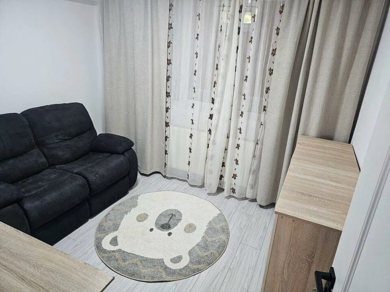 Apartament cu 3 camere, Tiglina 2 - zona Papadie - Îți prezentăm un apartament cochet, situat la parter, în căutarea nouilor săi chiriași! Această locuință este perfectă pentru cei care își doresc confortul și accesibilitatea în inima cartierului Tiglina 2. Detalii apartament: - Suprafață: 3 camere optim compartimentate - Mobilat și utilat complet: Apartamentul dispune de mobilier modern și electrocasnice functionale. - Dotări: Centrala termică proprie asigură confortul termic dorit, iar aerul condiționat te va răcori în zilele călduroase de vară. - Locație excelentă: La doar câteva minute de Faleza Dunării și centrul orașului, îți vei putea bucura de plimbări relaxante și de toate facilitățile urbane de care ai nevoie. Stația de autobuz și CEC-ul sunt la câțiva pași distanță, oferindu-ți un acces facil la transportul public. Detalii financiare: - Chirie: 550 euro/lună - Garanție: 550 euro - Comision agenție:* 75% din prima luna de chirie Acest apartament este ideal pentru o familie sau pentru un grup de prieteni care caută un loc primitor în care să se simtă acasă. Nu rata ocazia de a-l viziona! Contactează-ne pentru mai multe detalii sau pentru a stabili o vizionare. Contact - 0746.252.252 - Liliana Ene, consilier imobiliar Mag Invest }}