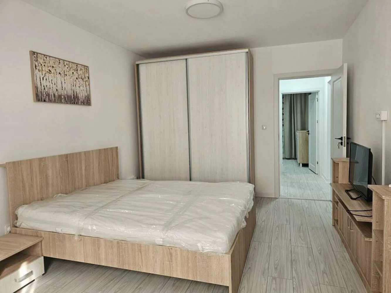Apartament cu 3 camere, Tiglina 2 - zona Papadie - Îți prezentăm un apartament cochet, situat la parter, în căutarea nouilor săi chiriași! Această locuință este perfectă pentru cei care își doresc confortul și accesibilitatea în inima cartierului Tiglina 2. Detalii apartament: - Suprafață: 3 camere optim compartimentate - Mobilat și utilat complet: Apartamentul dispune de mobilier modern și electrocasnice functionale. - Dotări: Centrala termică proprie asigură confortul termic dorit, iar aerul condiționat te va răcori în zilele călduroase de vară. - Locație excelentă: La doar câteva minute de Faleza Dunării și centrul orașului, îți vei putea bucura de plimbări relaxante și de toate facilitățile urbane de care ai nevoie. Stația de autobuz și CEC-ul sunt la câțiva pași distanță, oferindu-ți un acces facil la transportul public. Detalii financiare: - Chirie: 550 euro/lună - Garanție: 550 euro - Comision agenție:* 75% din prima luna de chirie Acest apartament este ideal pentru o familie sau pentru un grup de prieteni care caută un loc primitor în care să se simtă acasă. Nu rata ocazia de a-l viziona! Contactează-ne pentru mai multe detalii sau pentru a stabili o vizionare. Contact - 0746.252.252 - Liliana Ene, consilier imobiliar Mag Invest }}