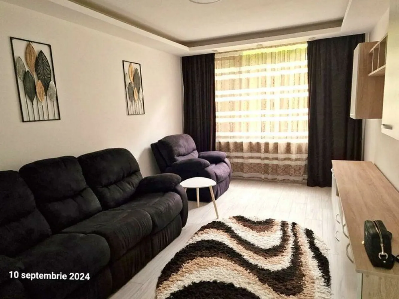 Apartament cu 3 camere, parter - zona Tiglina 2, CEC - Te invităm să descoperi un apartament elegant, situat în inima cartierului Tiglina 2, la doar câțiva pași de Tribunal. Acest apartament la parter îmbină confortul și funcționalitatea, oferind un cămin perfect pentru cei care caută un spațiu primitor și complet utilat. Caracteristici principale: - Localizare: Apartamentul se află într-o zonă liniștită și accesibilă, ideală pentru cei care doresc să beneficieze de facilitățile orașului, dar și de confortul unei locuințe intime. - Mobilare și Utilare: Spațiul este mobilat și utilat complet, fiind pregătit să îți ofere tot ce ai nevoie pentru un trai confortabil. - Dotări: Apartamentul dispune de centrală termică proprie, asigurând o temperatură optimă în fiecare sezon, precum și aer condiționat, perfect pentru zilele călduroase de vară. - Preț: Chiria propusă pentru acest apartament este de 550 euro, oferind o oportunitate atractivă de locuire în această zonă deosebită. Se solicită chirie și garanție, iar comisionul agenției este de 75% din valoarea unei luni de chirie. Este important de menționat că apartamentul nu se închiriază pentru termen scurt, fiind destinat în special celor care caută stabilitate și confort pe termen lung. Dacă ești în căutarea unui apartament care să îți ofere tot ce ai nevoie într-o locație excelentă, nu ezita să ne contactezi pentru a programa o vizionare. Acesta ar putea fi viitorul tău cămin!